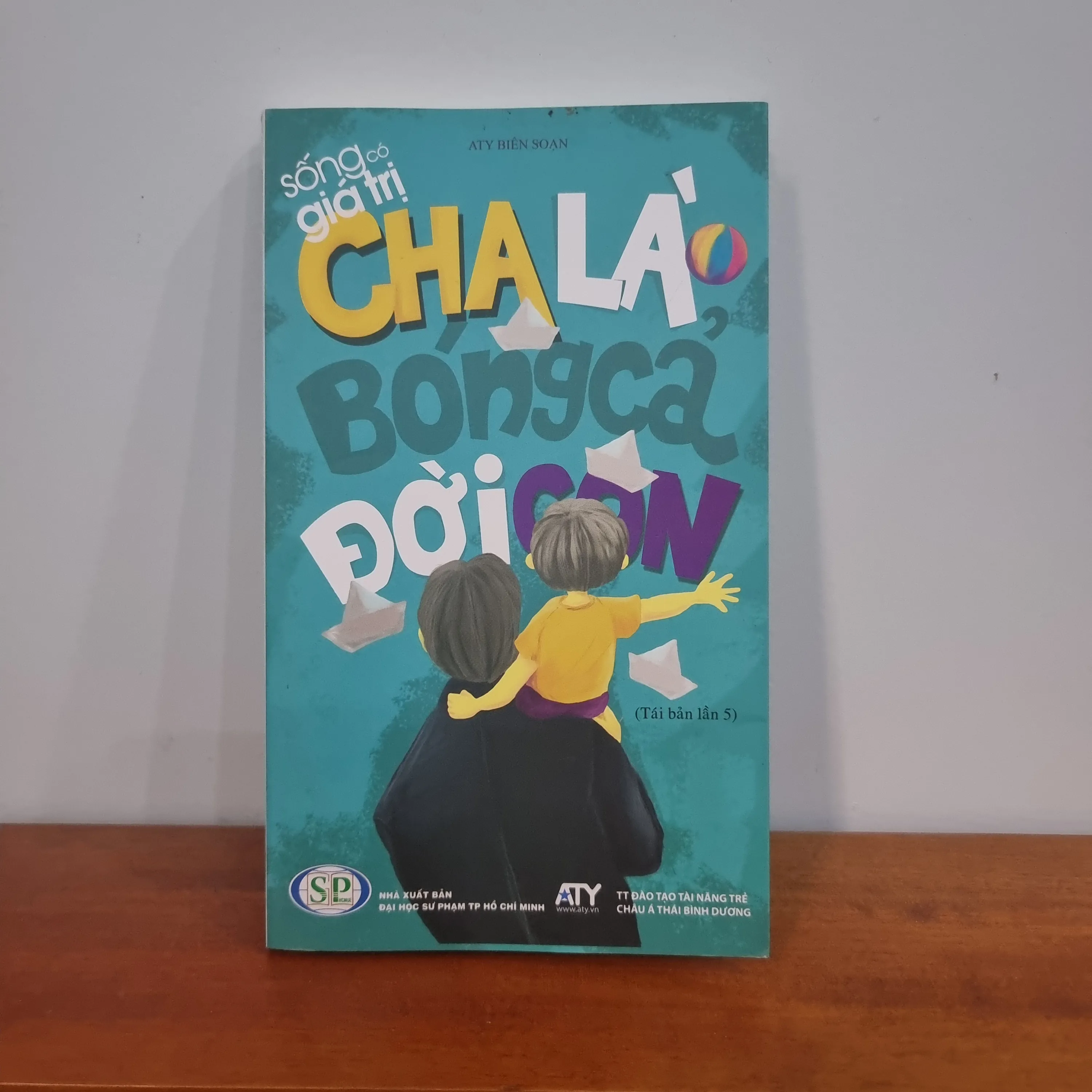 Sách Việt_ Cha là bóng cả đời con_ ATY biên soạn