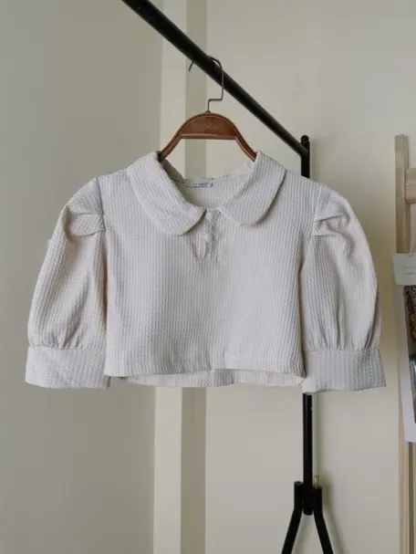 Áo croptop tay bồng cổ lá sen