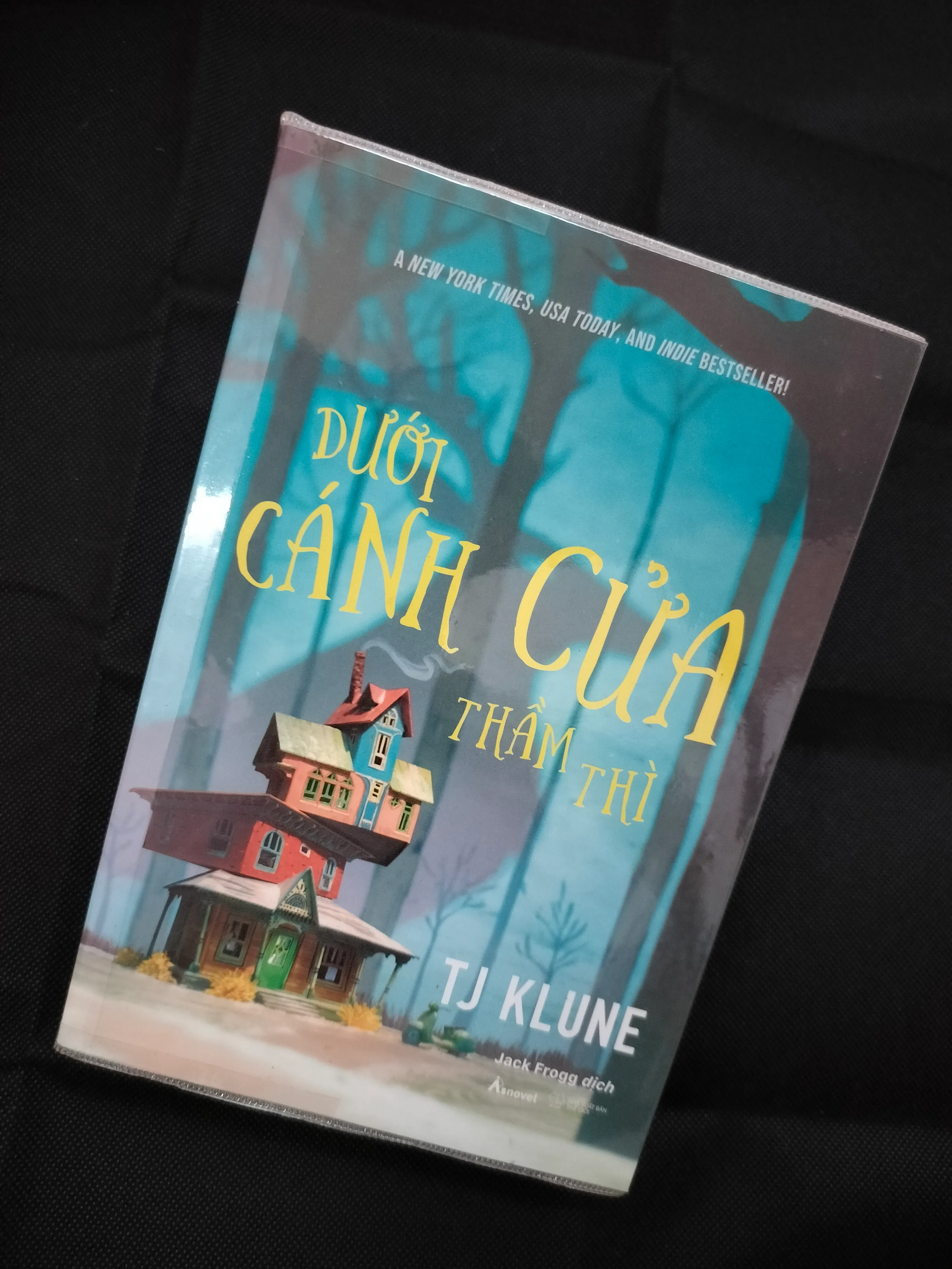 DƯỚI CÁNH CỬA THẦM THÌ - TJ KLUNE