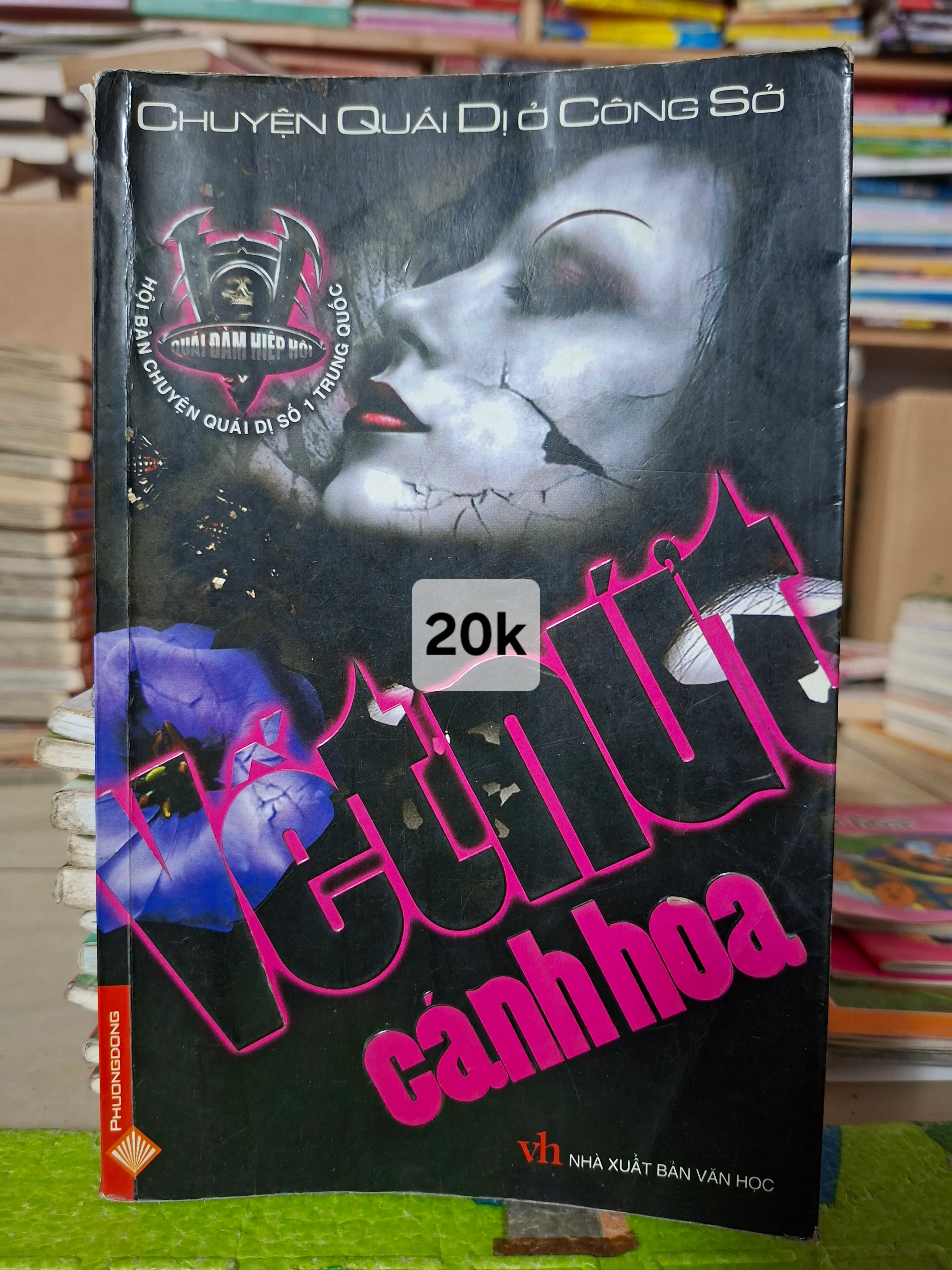 Vết Nứt Cánh Hoa