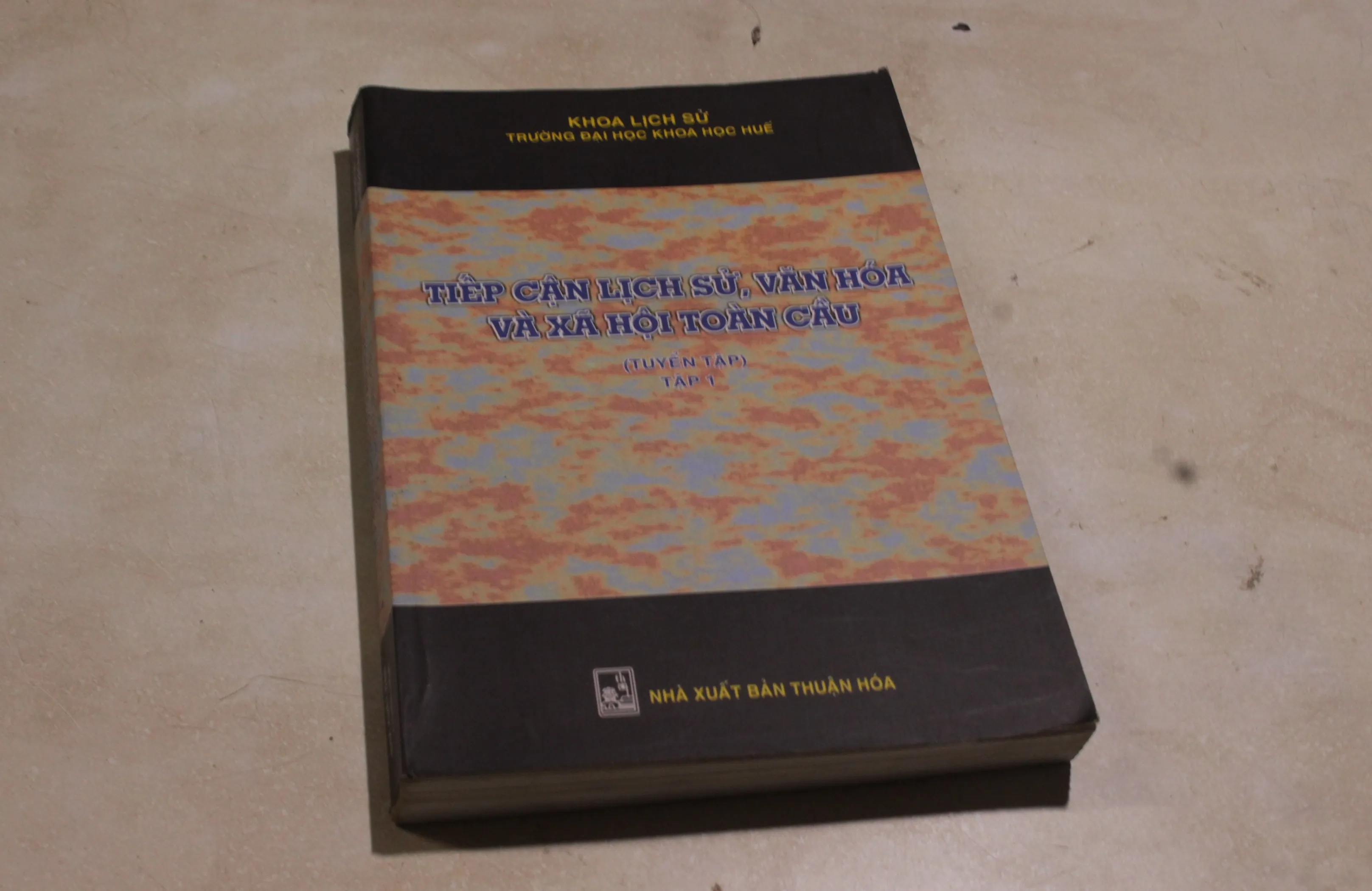 Tiếp cận lịch sử văn hoá