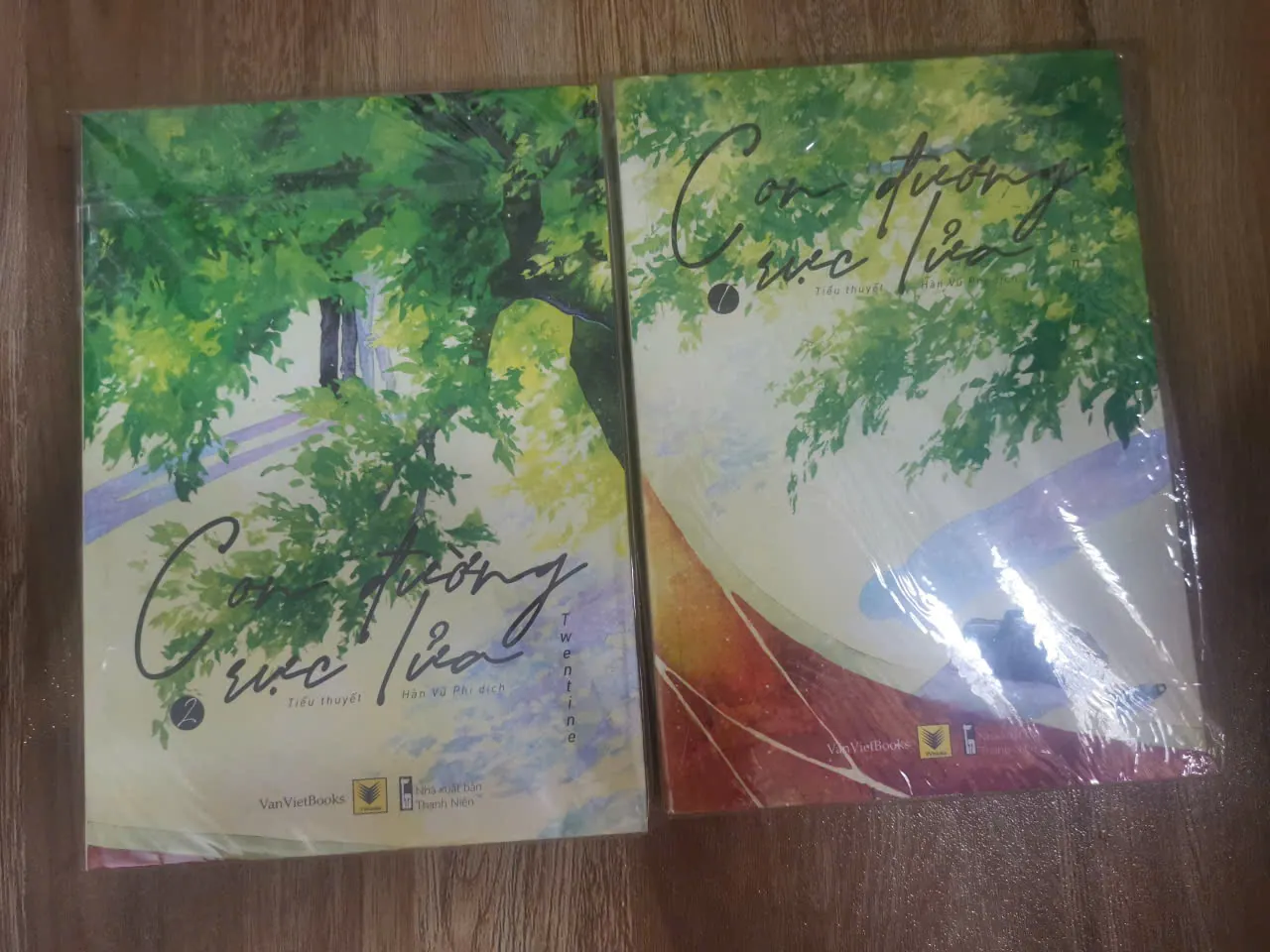 Trọn bộ 2 quyển Con đường rực lửa - tác giả Twentine