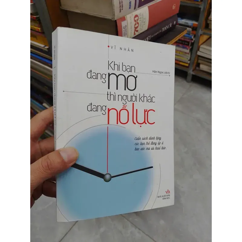 Sách - Khi bạn đang mơ thì người khác đang nỗ lực (B1)