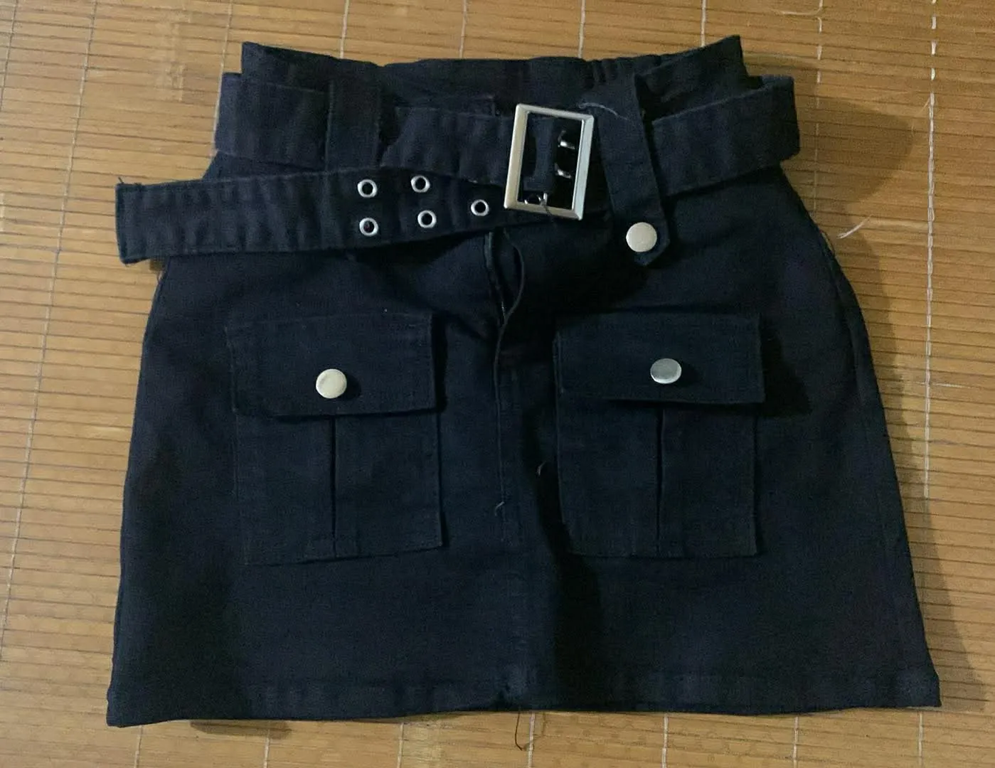 Chân váy chữ A vải kaki, kèm dây lưng . Size S - đen, sử dụng 1 lần