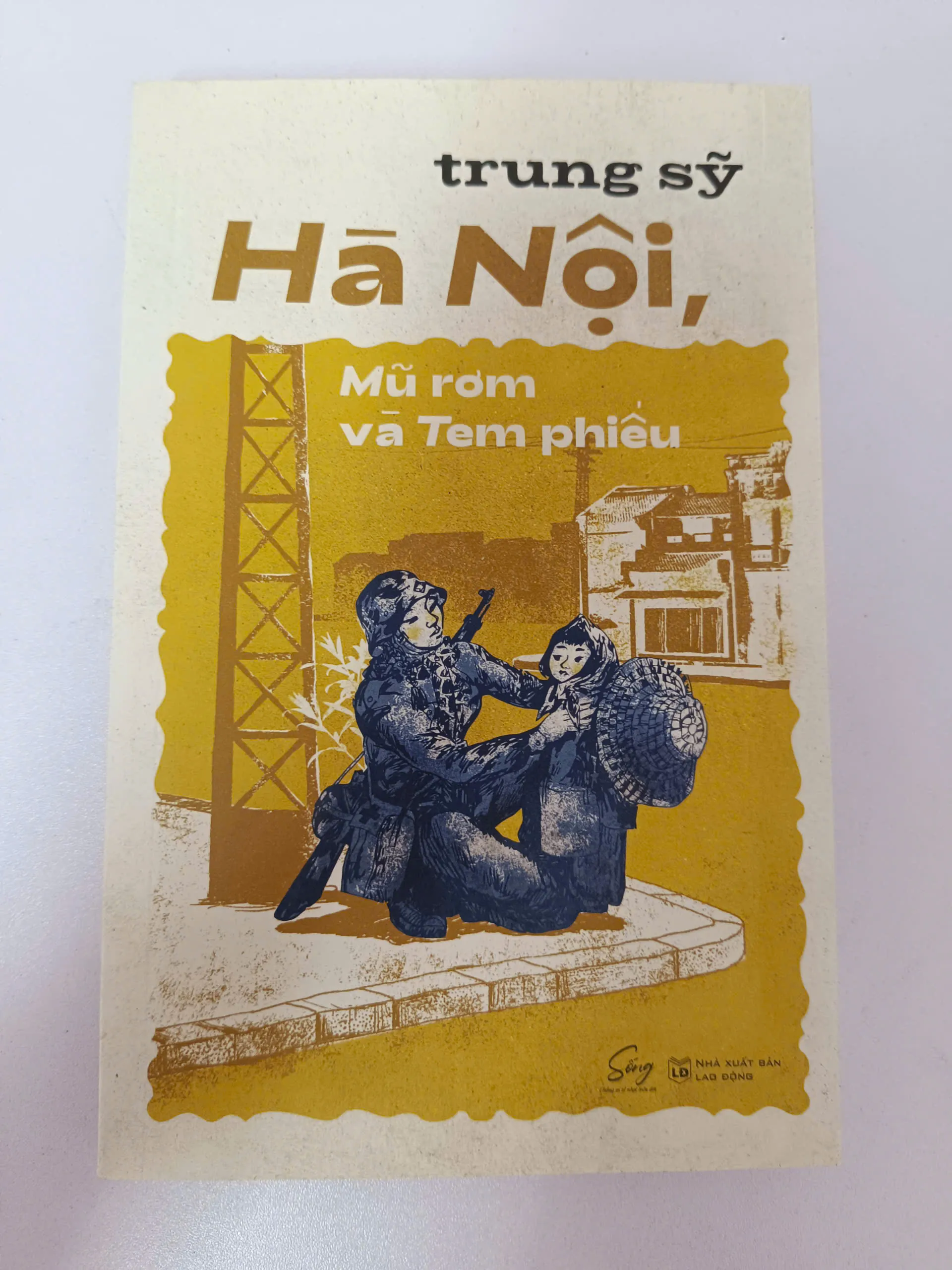 Hà Nội, mũ rơm và tem phiếu - trung sỹ