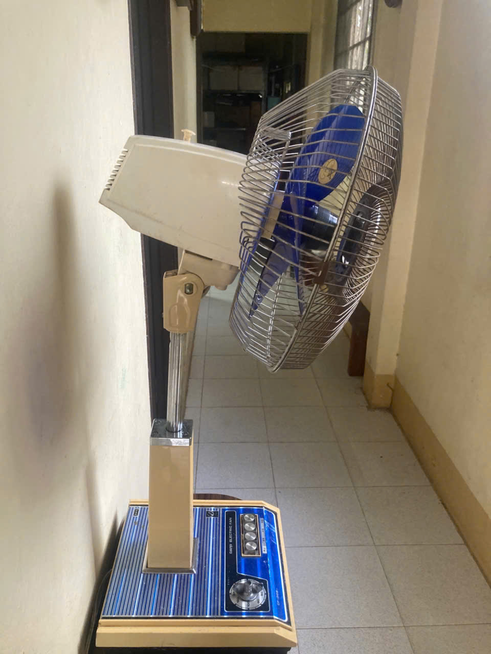 Quạt lửng Nhật hiệu Mitsubishi Xanh da trời cánh 30cm. 494015