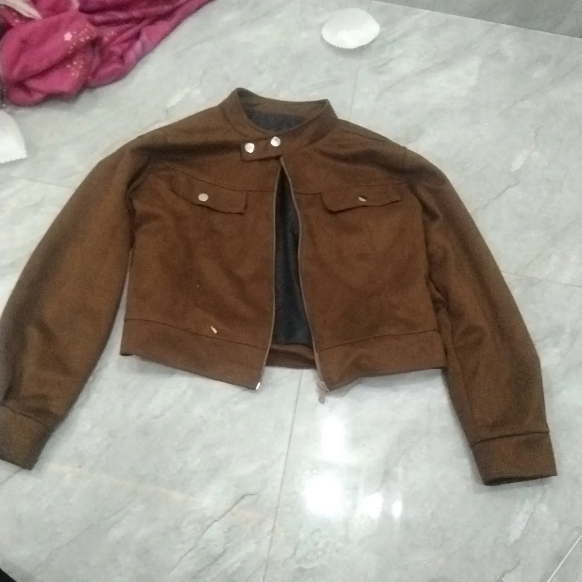 Áo khoác da lộn lót lông/vải (tùy loại lót bên trong), màu nâu bò, form lửng/vừa