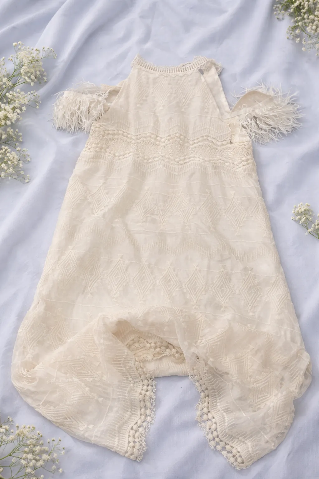 Váy cổ tròn, 2 tay xoã xuống ngang vai.