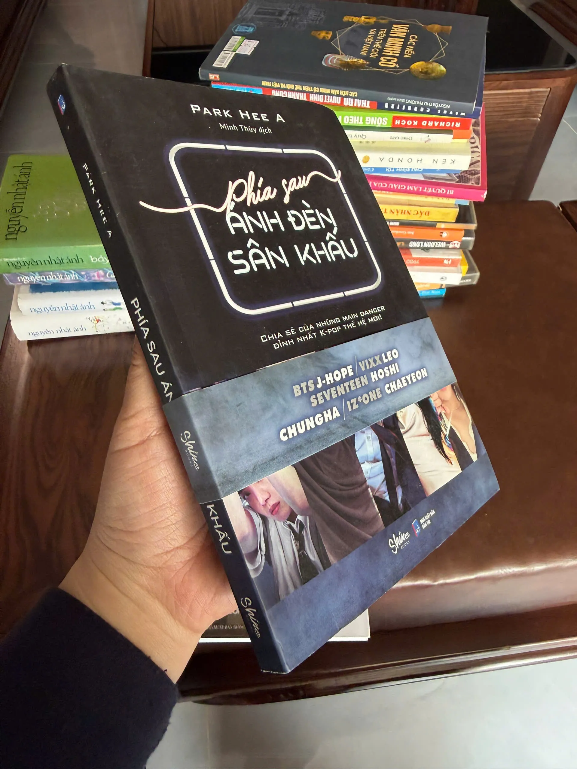 PHÍA SAU ÁNH ĐÈN SÂN KHẤU – Park Hee A- K3 1001323