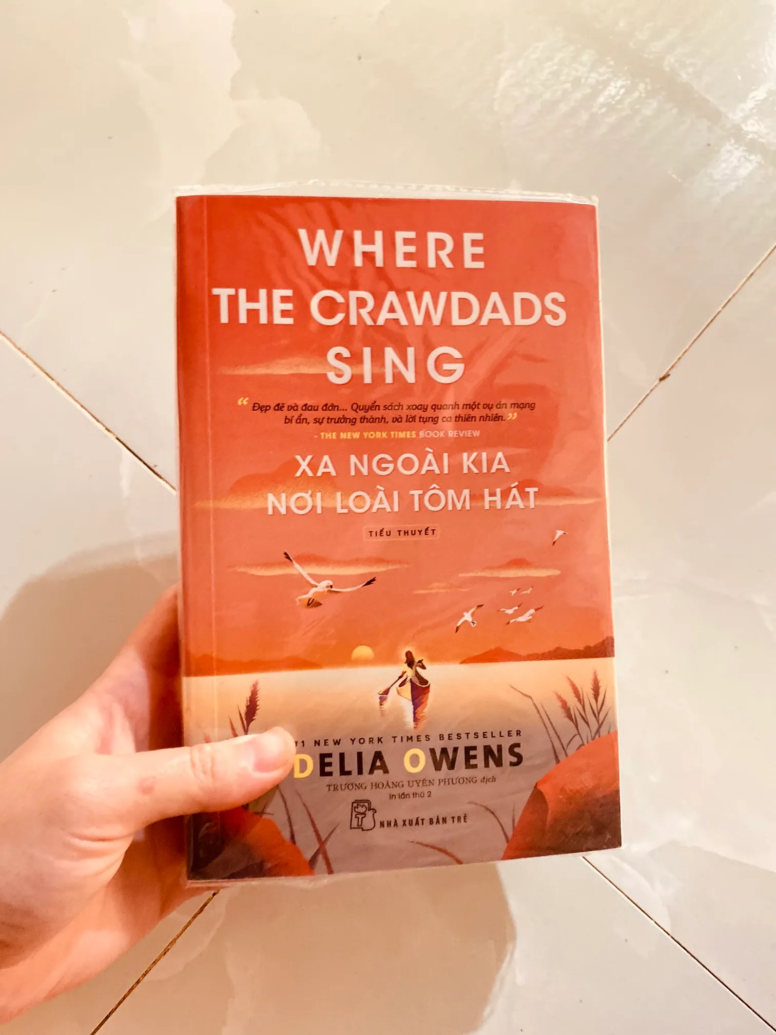 Xa ngoài kia, nơi loài tôm hát" - Delia Owens.