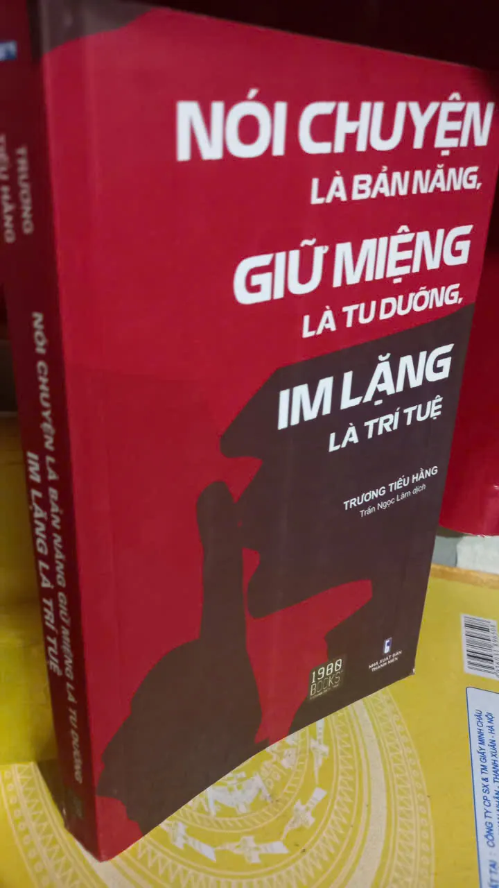 nói chuyện giữ miệng im lặng