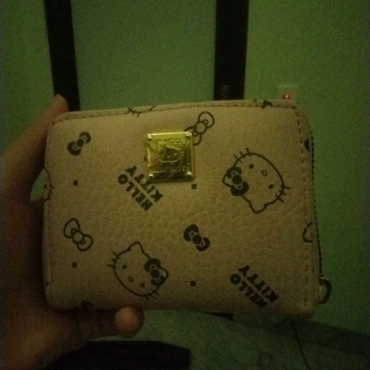 Ví cầm tay Hello Kitty màu hồng nhạt, nhiều ngăn.