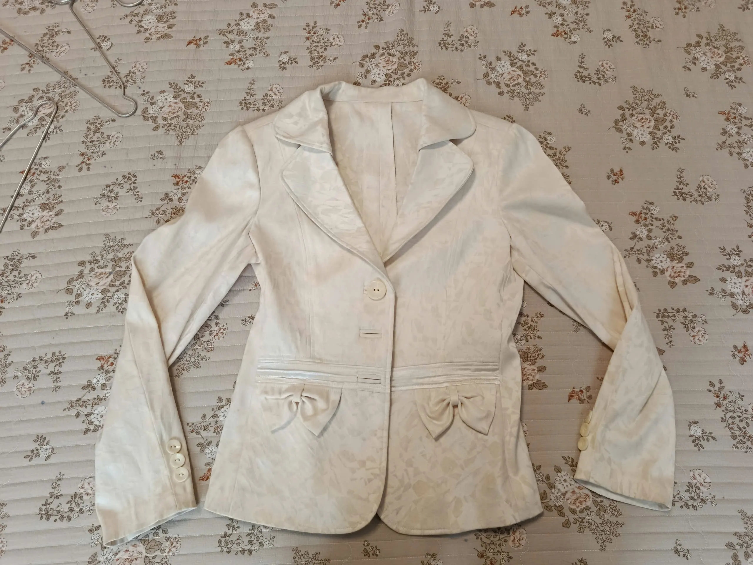 Vest nữ trắng vải gấm (size S) 