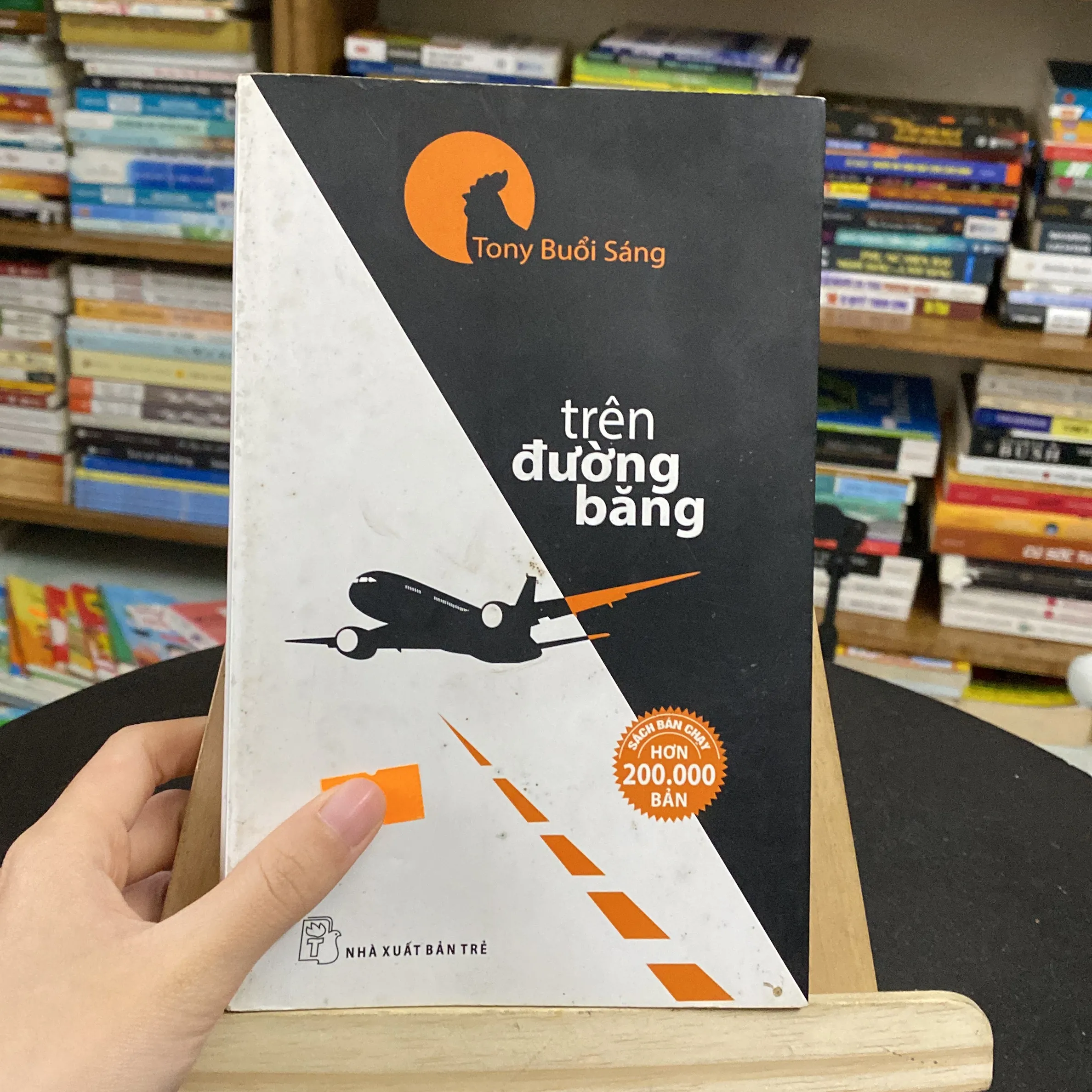 Trên đường băng-tác giả Tony Buổi Sáng