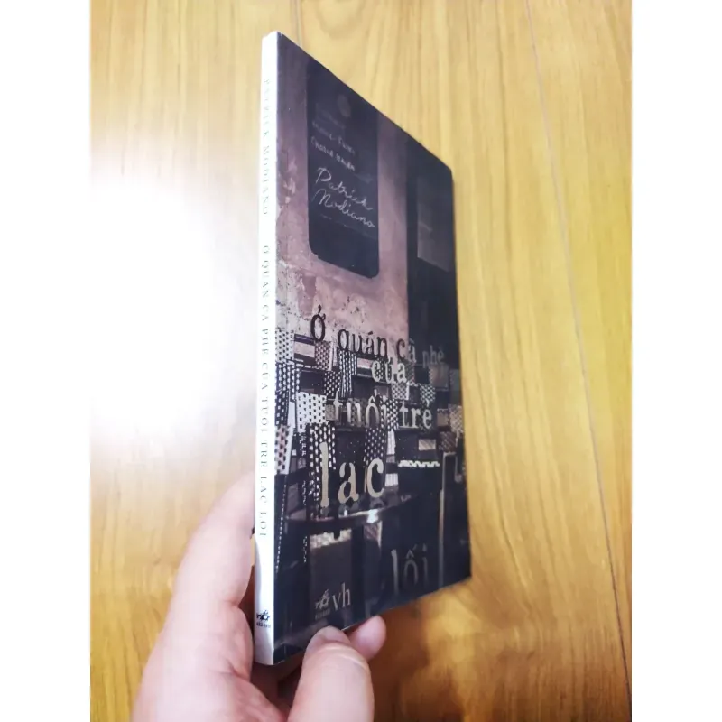 Sách: Ở quán cà phê của tuổi trẻ lạc lối - TG: Patric Modiano