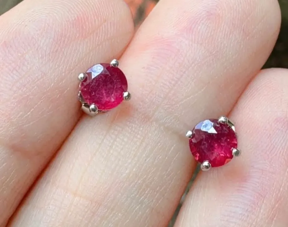 Đôi nụ bạc Ruby huyết tự nhiên