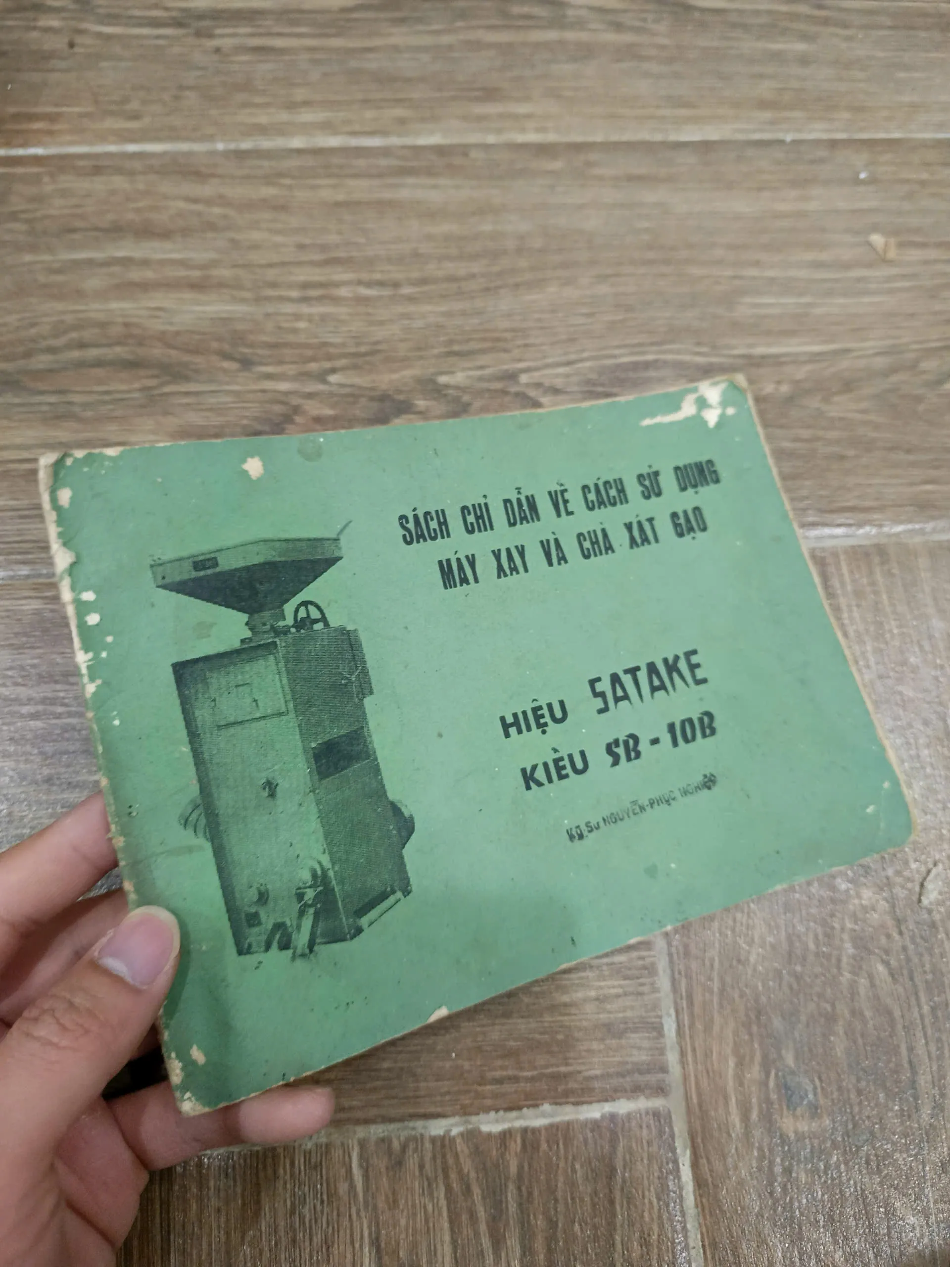 Sách (trước 1975) chỉ dẫn về cách sử dụng máy xay và chà xát gạo hiệu SATAKE kiểu SB-10B