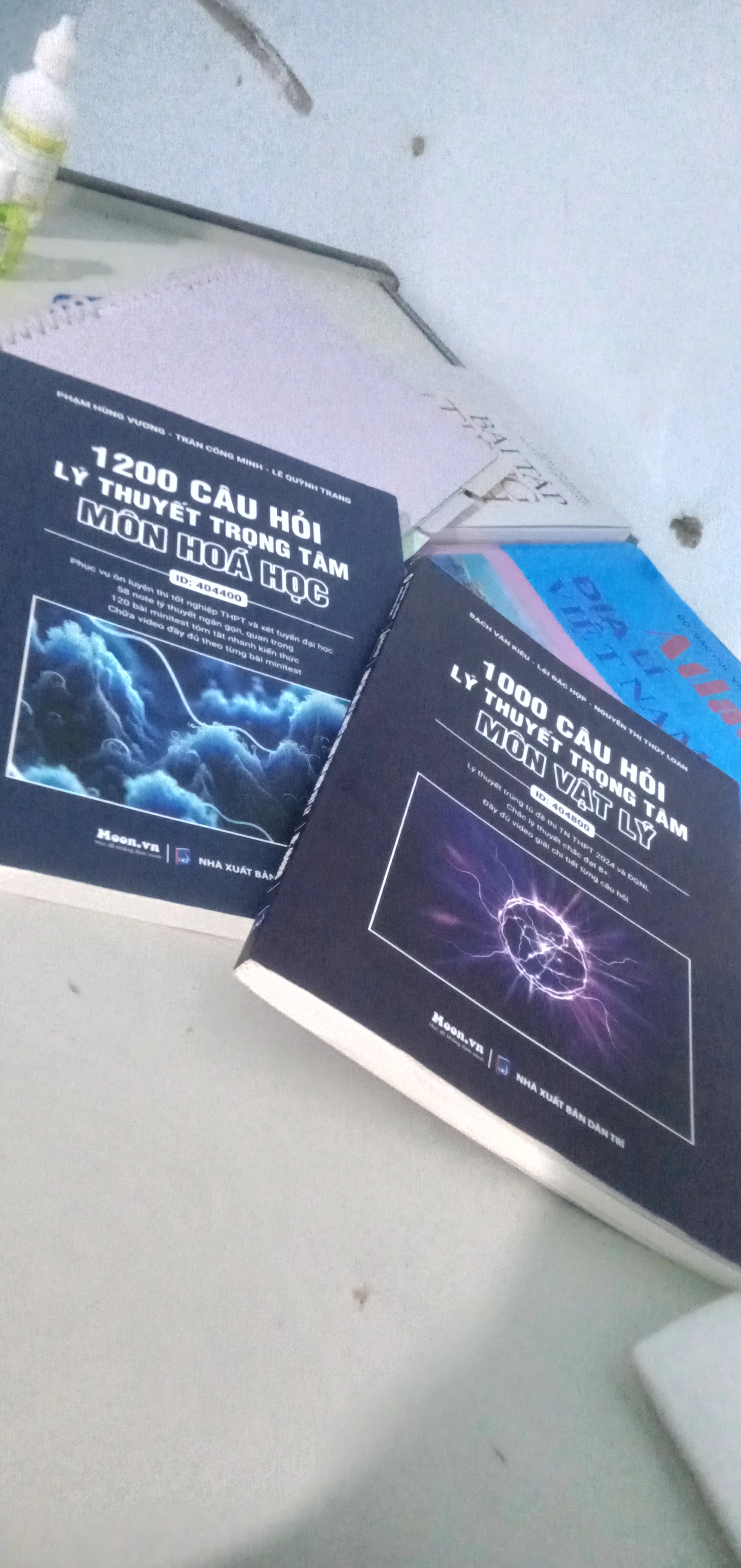 Sách câu hỏi lý thuyết trọng tâm môn Hoá / LÝ học ôn thi THPT và luyện thi ĐGNL  MoonBook 198339