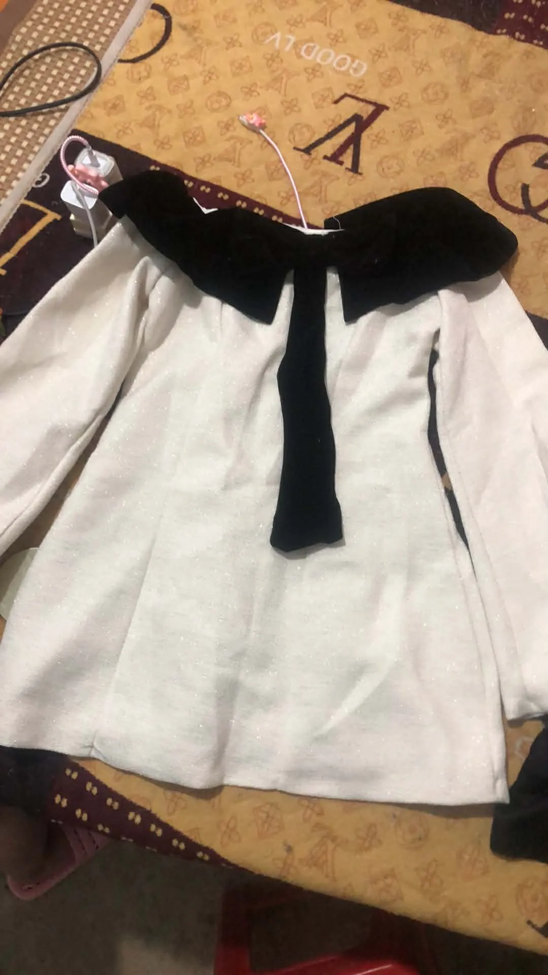 váy trắng cổ nơ đen tay dài dáng xoè phong cách hàn quốc