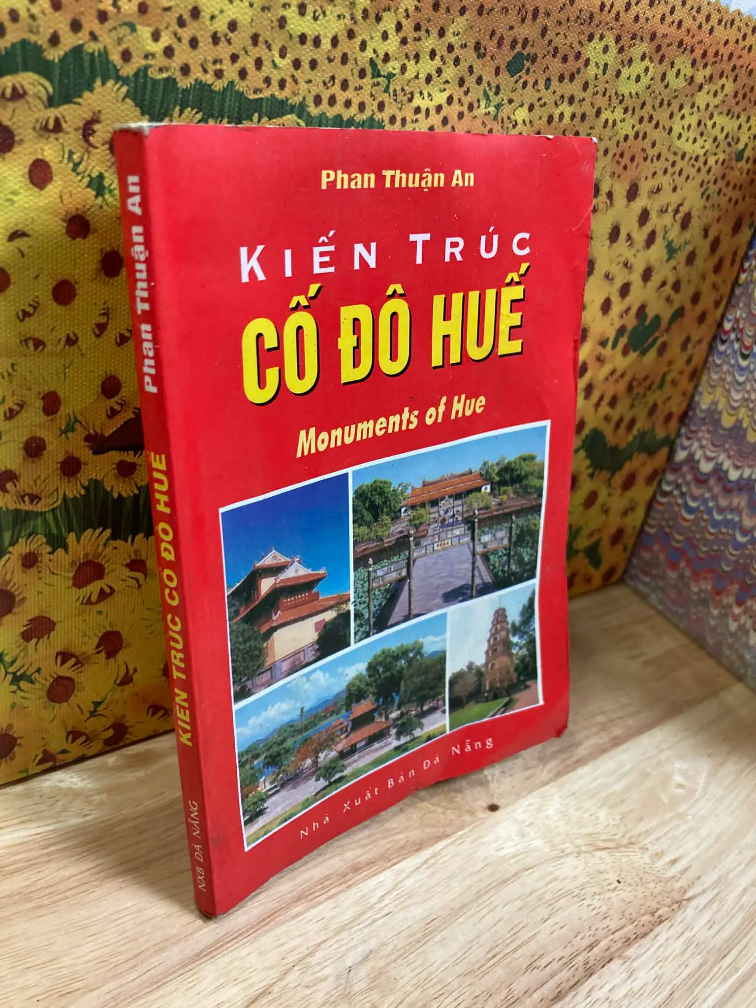 Sách tặng KÈM cho khách CÓ ĐƠN (mỗi đơn có thể chọn 1 cuốn) - Kiến Trúc Cố Đô Huế