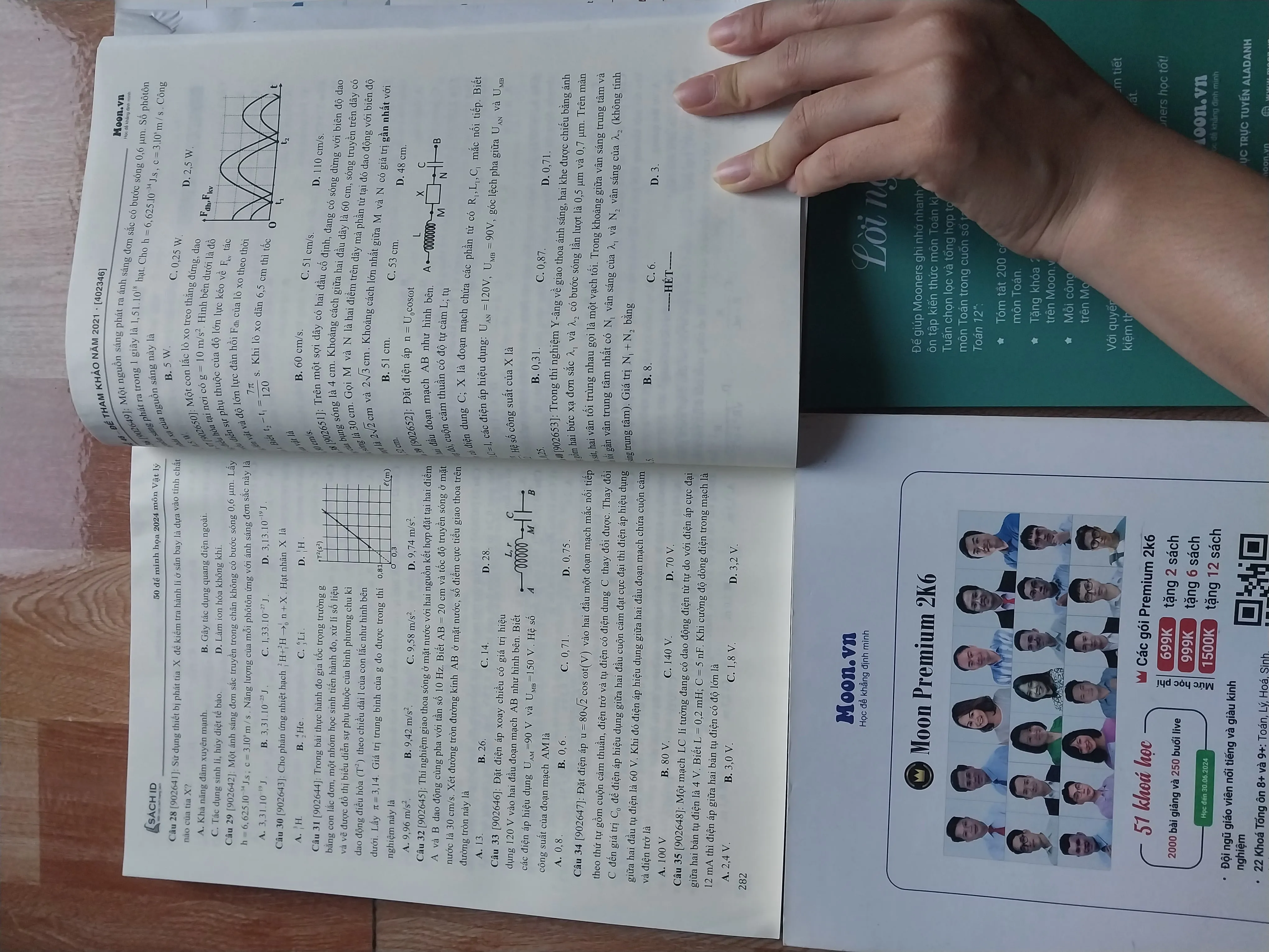 Bộ đề trắc nghiệm khối A1: 3 sách luyện đề minh họa ôn thi THPT Toán, Lý, Anh bản 2024