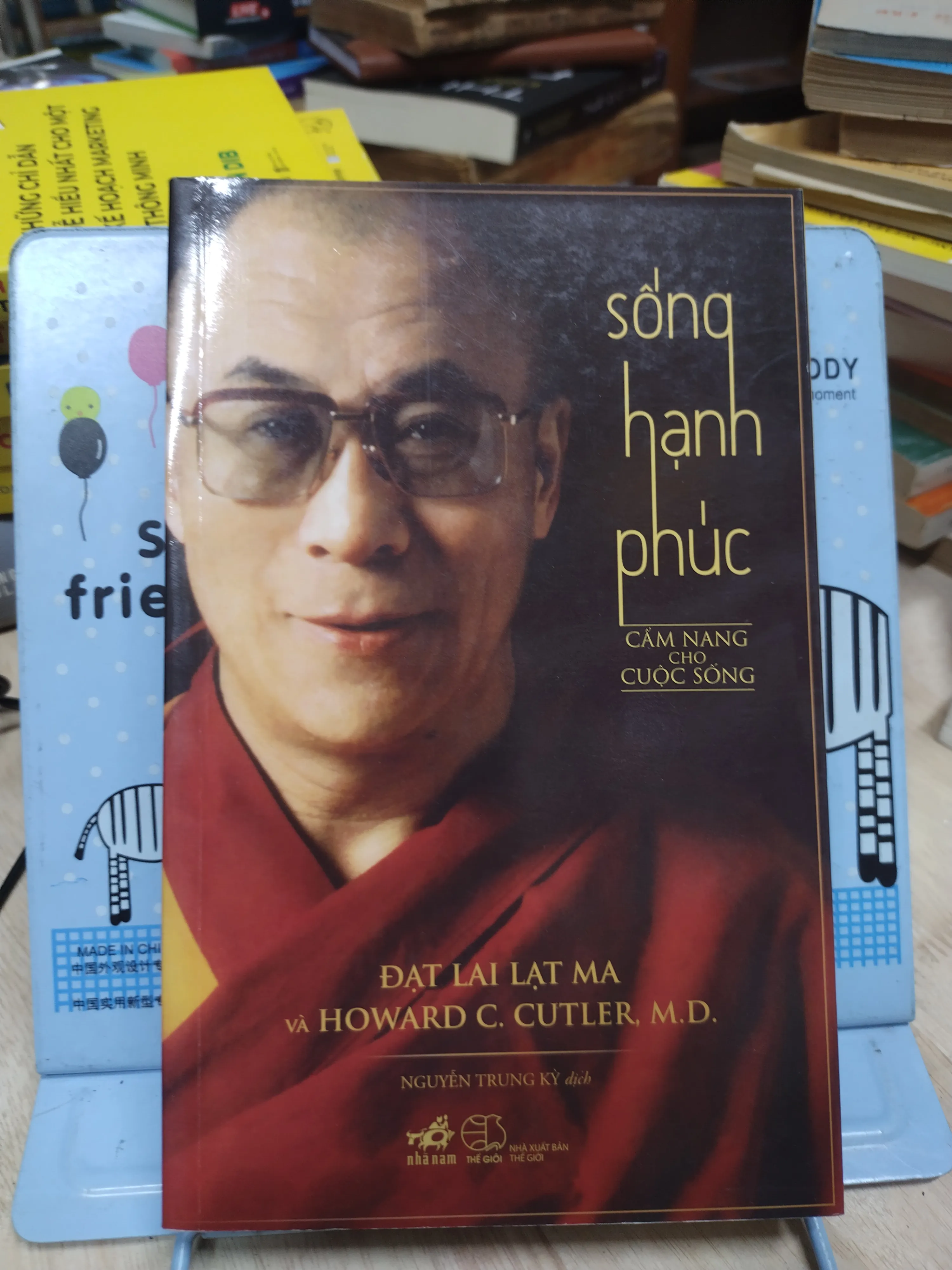 Sách: Sống hạnh phúc - Cẩm nang cho cuộc sống - TG: Đạt Lai Lạt Ma (B1)