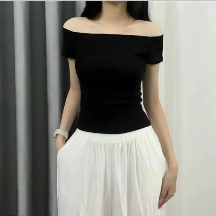 áo trễ vai đen phong cách nữ tính