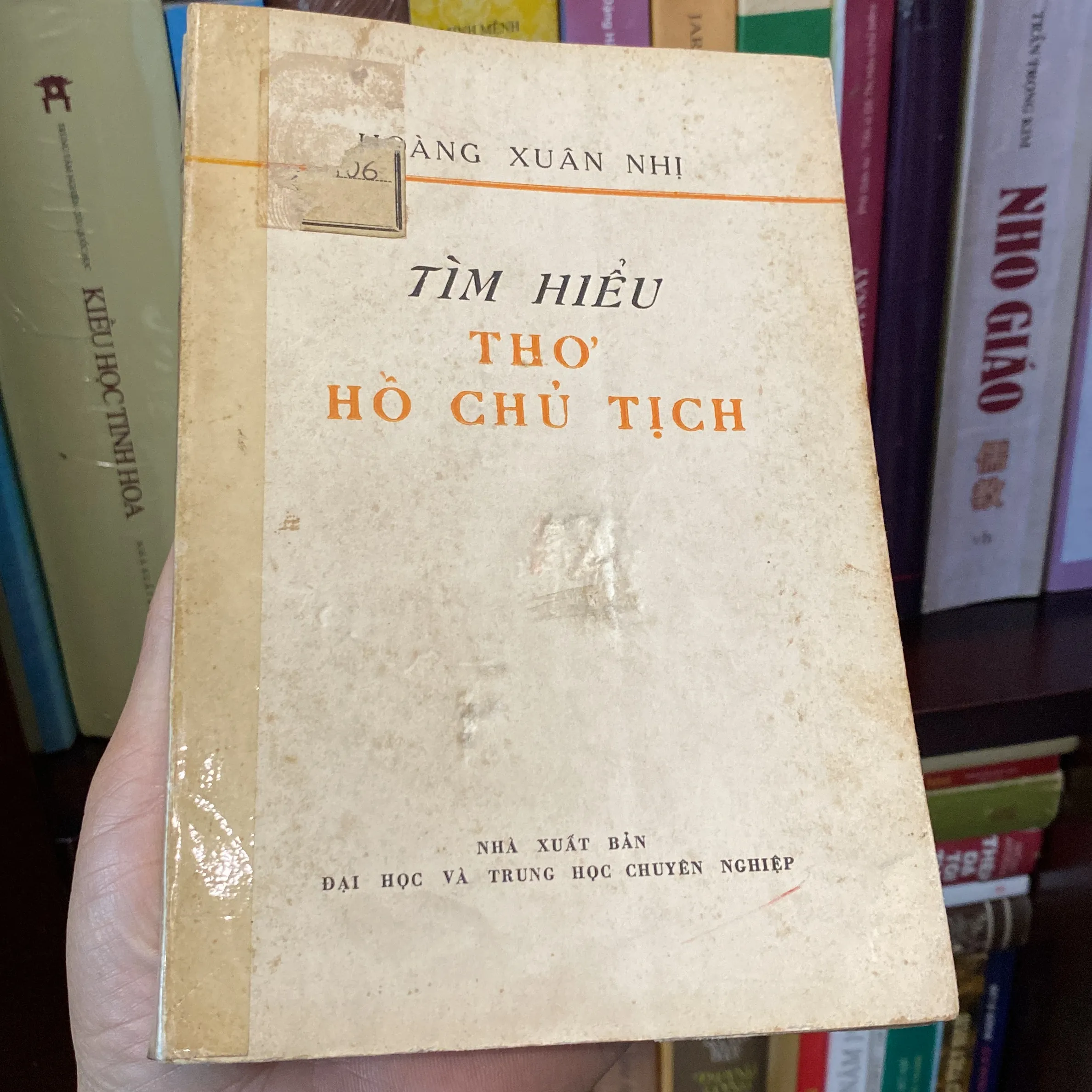 TÌM HIỂU THƠ HỒ CHỦ TỊCH (XB 1975)