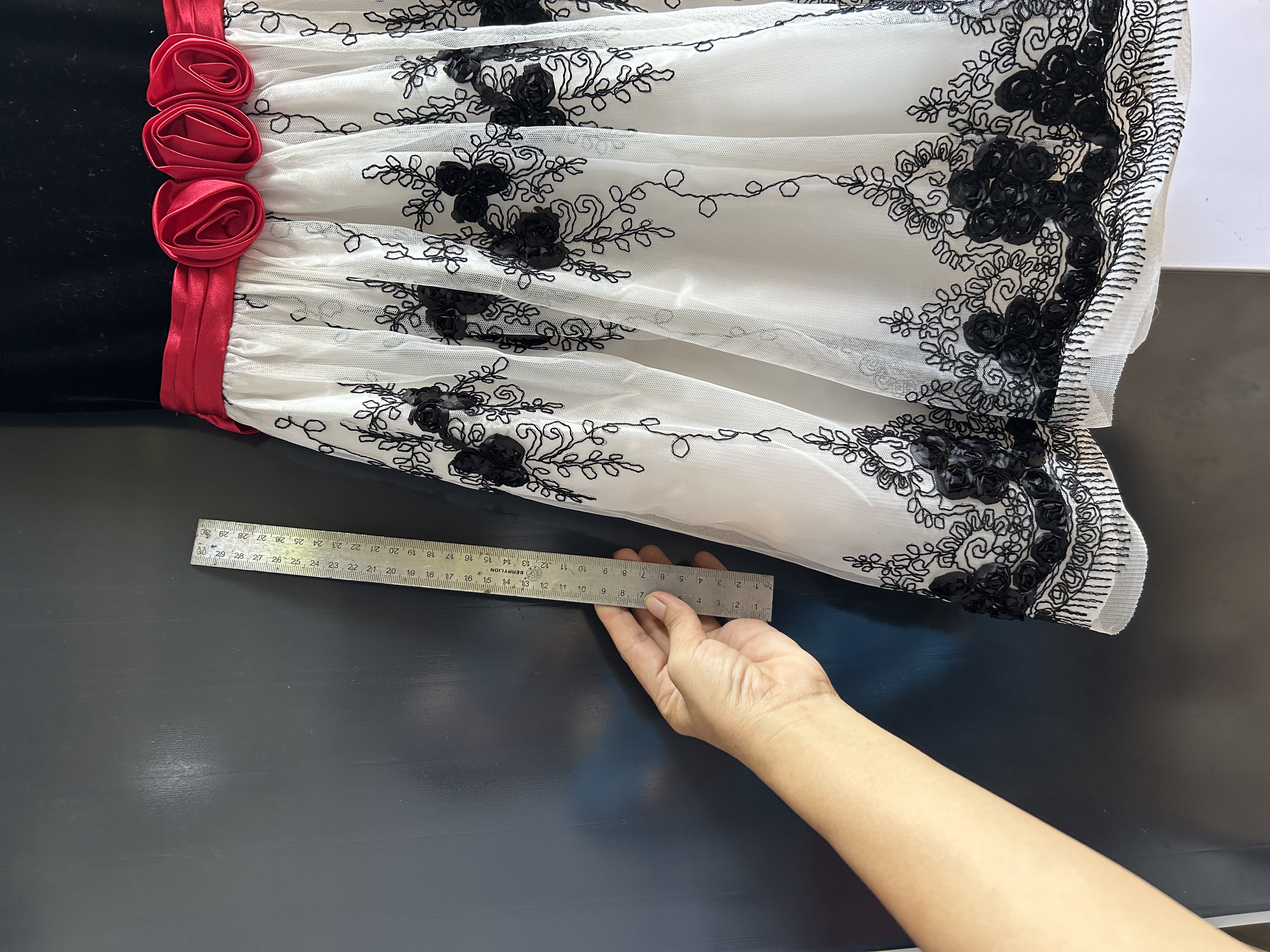 Đầm trắng đen đắp hoa nổi 492706