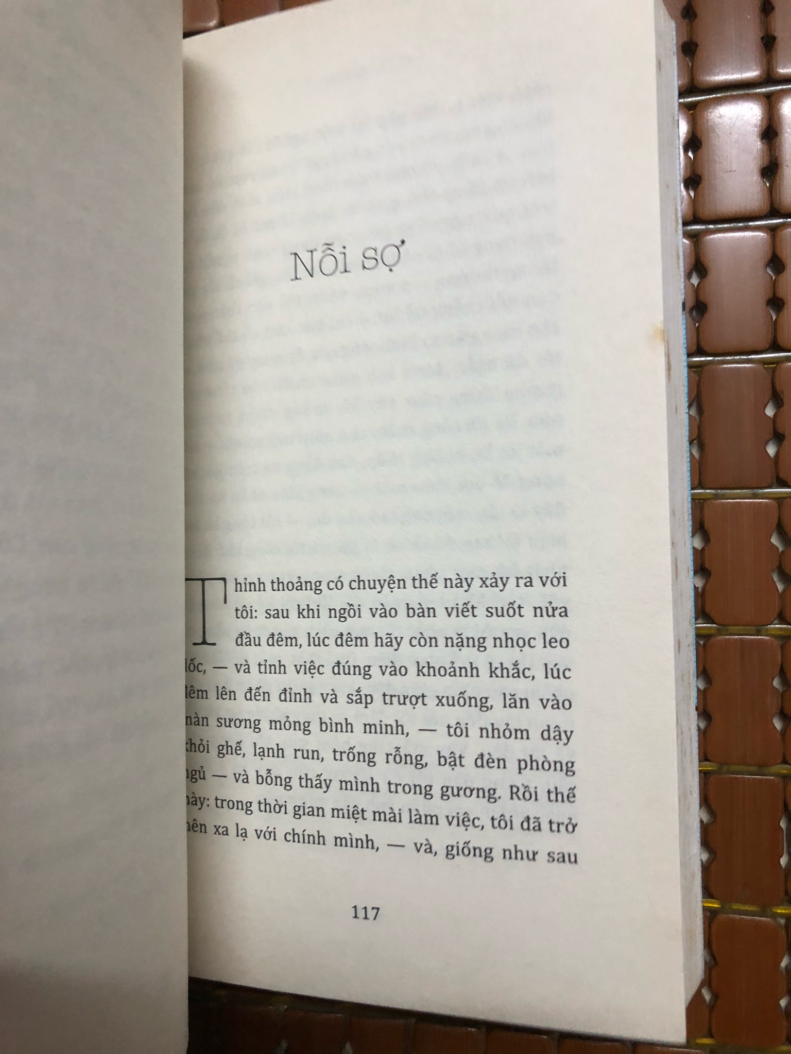 Mây, hồ, tháp - Vladimir Nabokov (mới, bị đốm ố theo thời gian) 357083