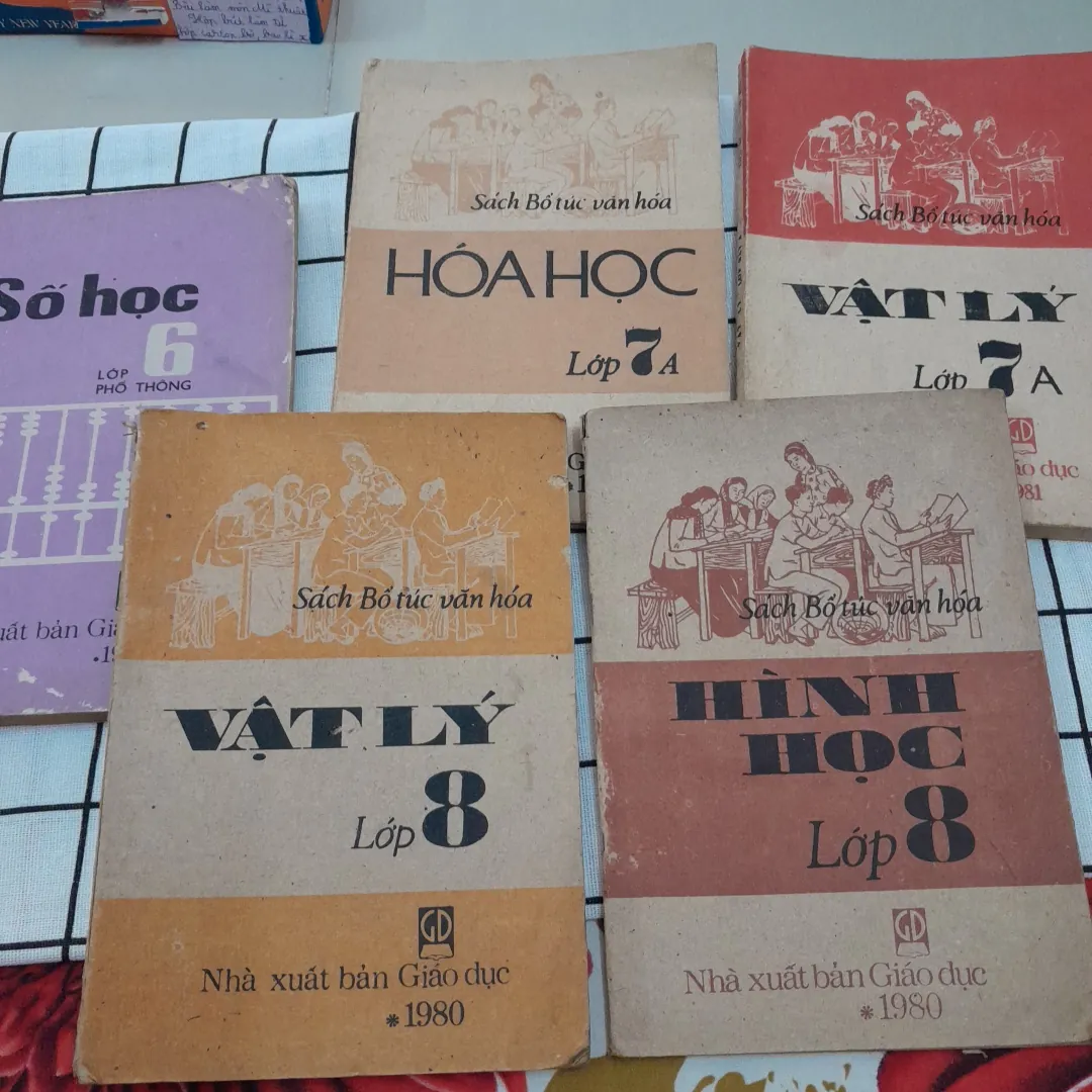 5 quyển sách giáo khoa 1977-1981- Toán Vật lý Hóa Lớp 6, 7, 8.