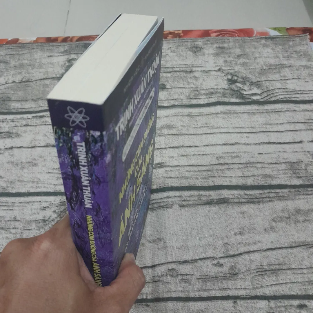 Những con đường của ánh sáng. Tập 1. Trịnh Xuân Thuận. Tái bản lần 5 674628