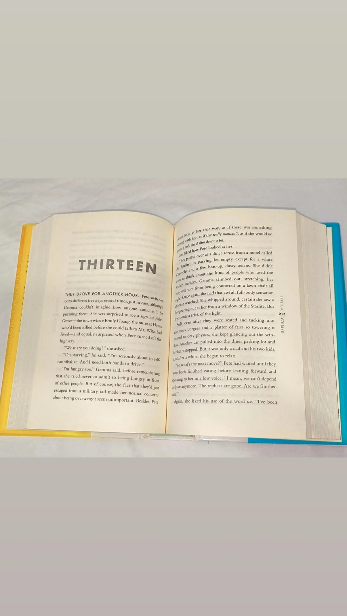 Lauren Oliver
Replica: A Masterful YA Sci-Fi Thriller of Clones, Identity, and Humanity
 747984