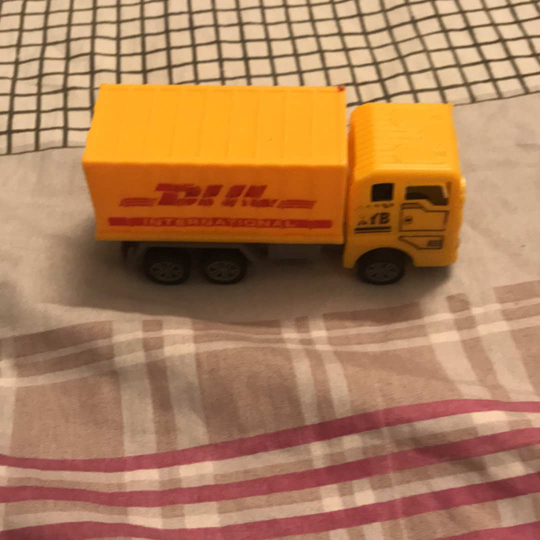 Xe tải DHL ( mua sữa đc tặng khuyến mãi 2023) 68493