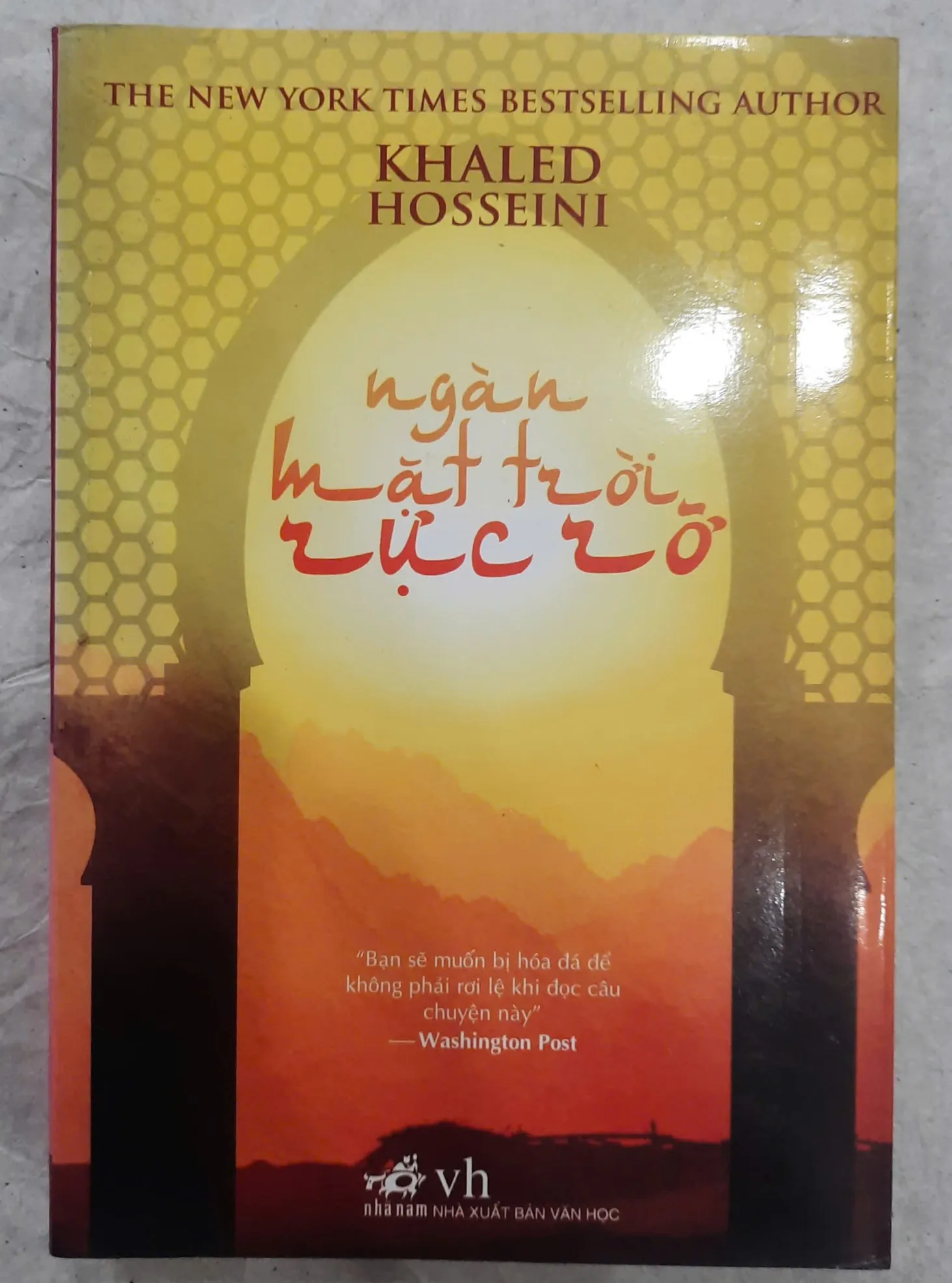 Ngàn mặt trời rực rỡ