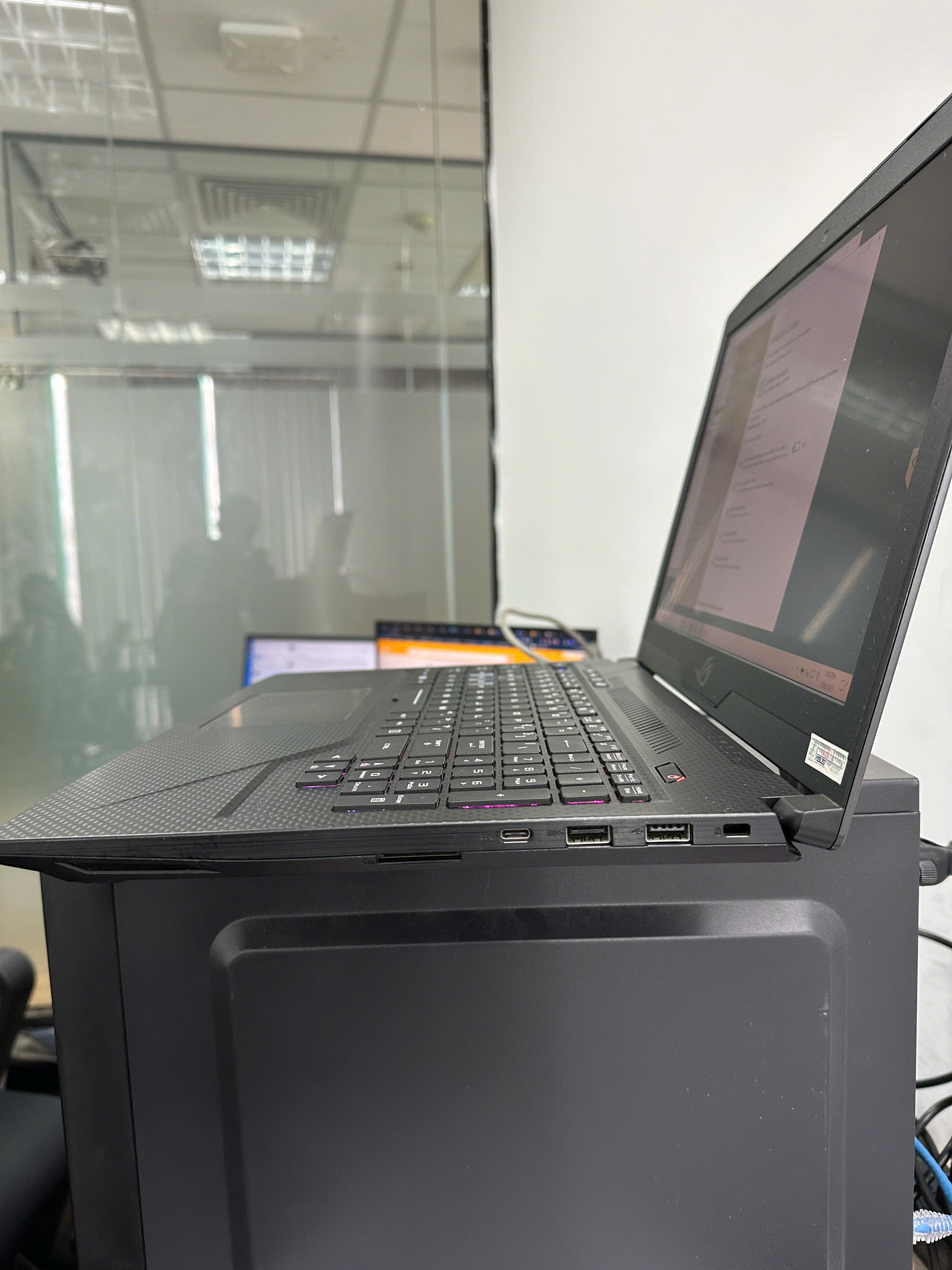 ASUS ROG GL503GE I7-8750H-16GB-1050TI-LED RGB 494566