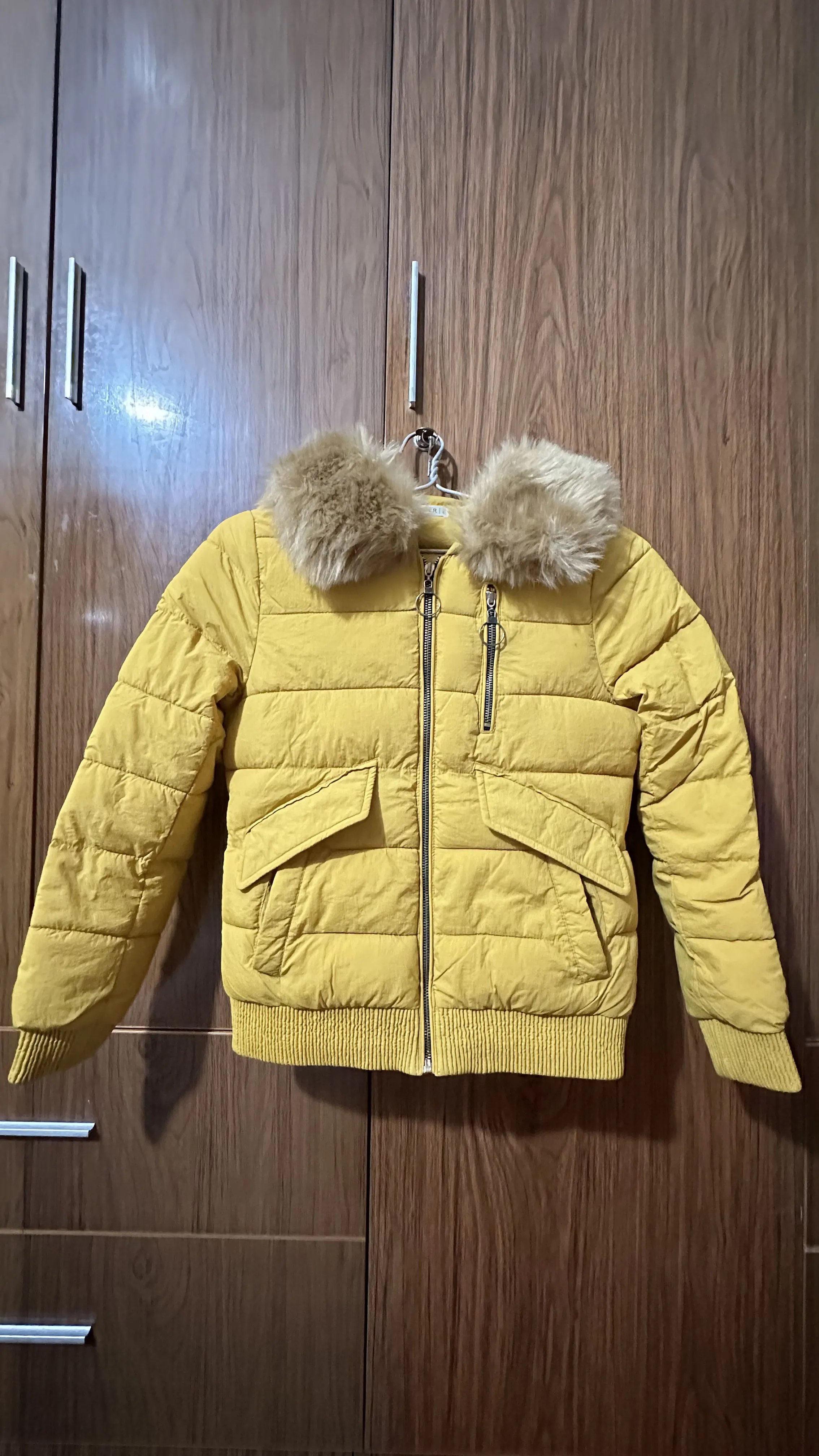 Áo khoác phao vàng