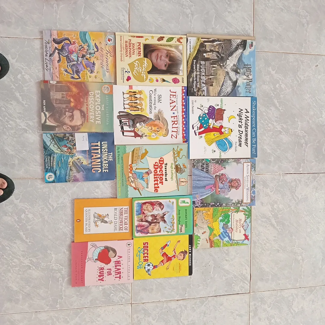 Chồng sách 14 quyển nhiều thể loại  và level , sách tốt, giấy tốt ,có tranh màu minh họa