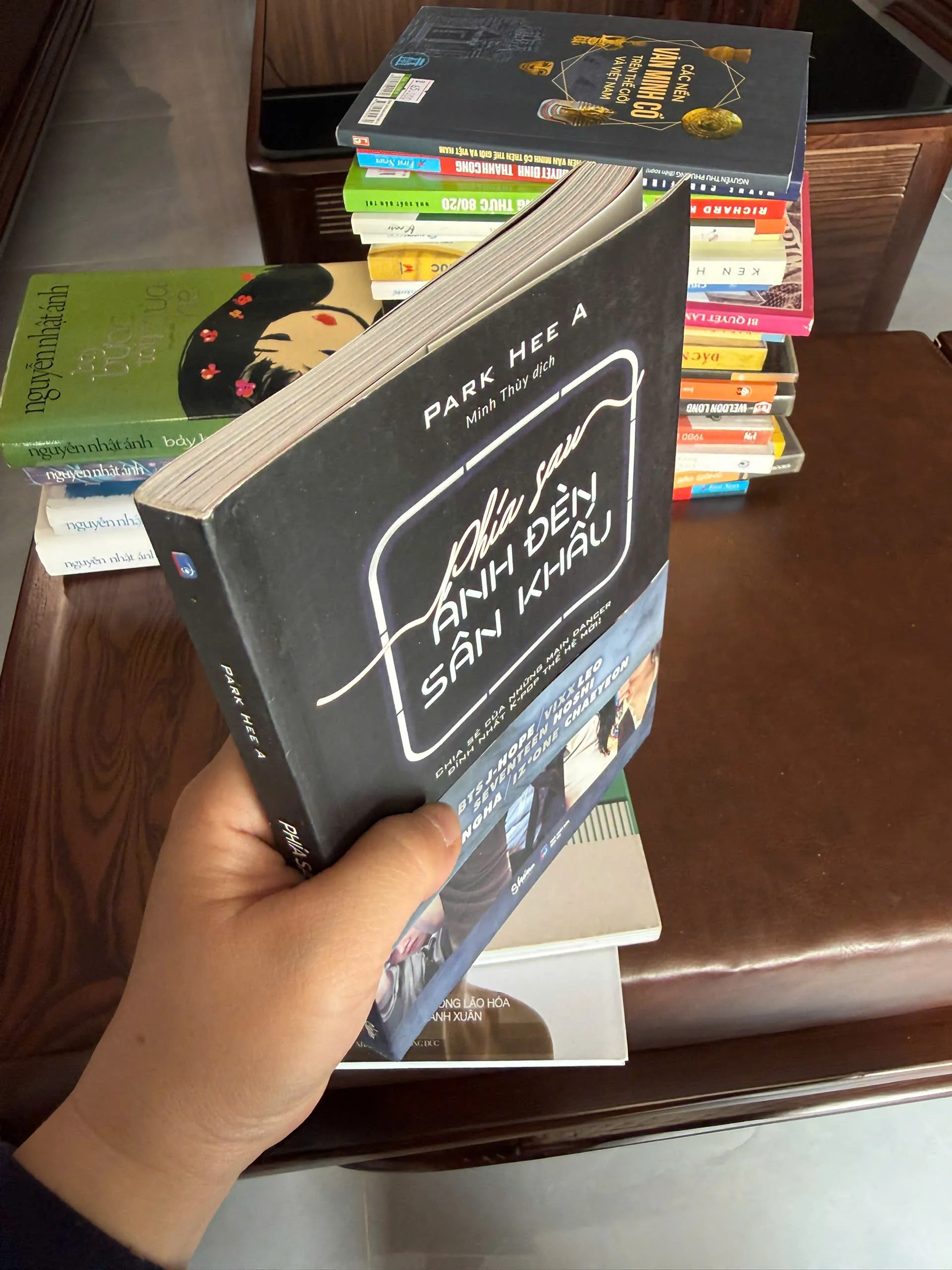 PHÍA SAU ÁNH ĐÈN SÂN KHẤU – Park Hee A- K3 1001323