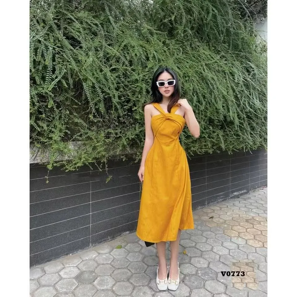 Đầm cổ yếm xoắn ngực màu vàng size S Yody new tag
