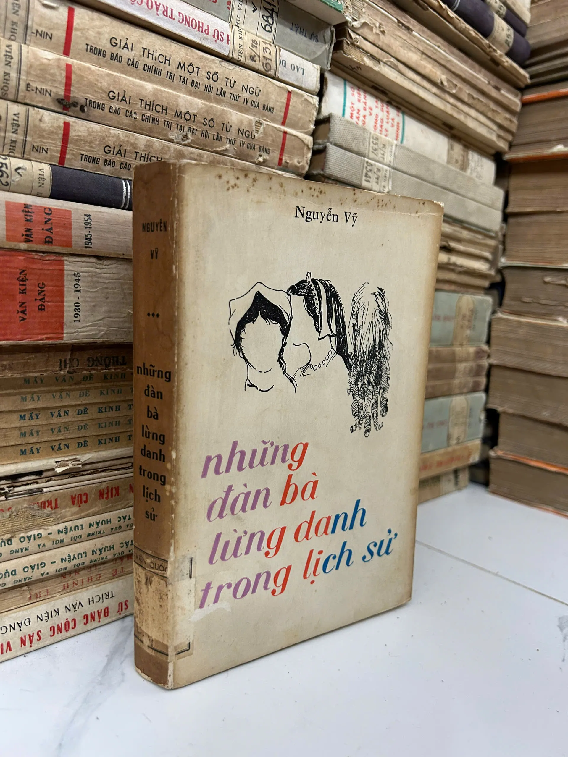 Những đàn bà lừng danh trong lịch sử – Nguyễn Vỹ