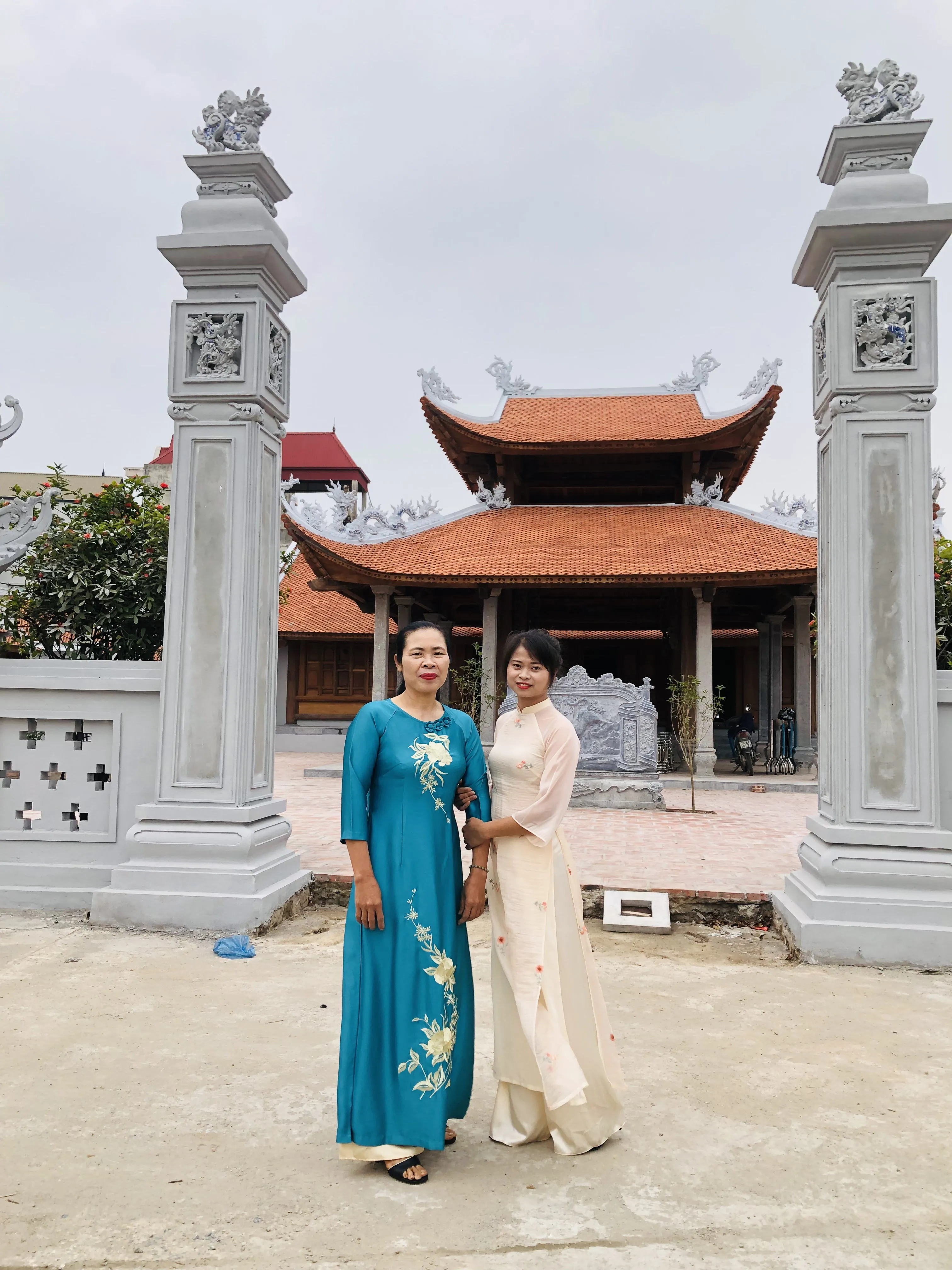 Áo dài 4 tà , chiếc bên phải màu nhạt  , size M, mặc 3 lần