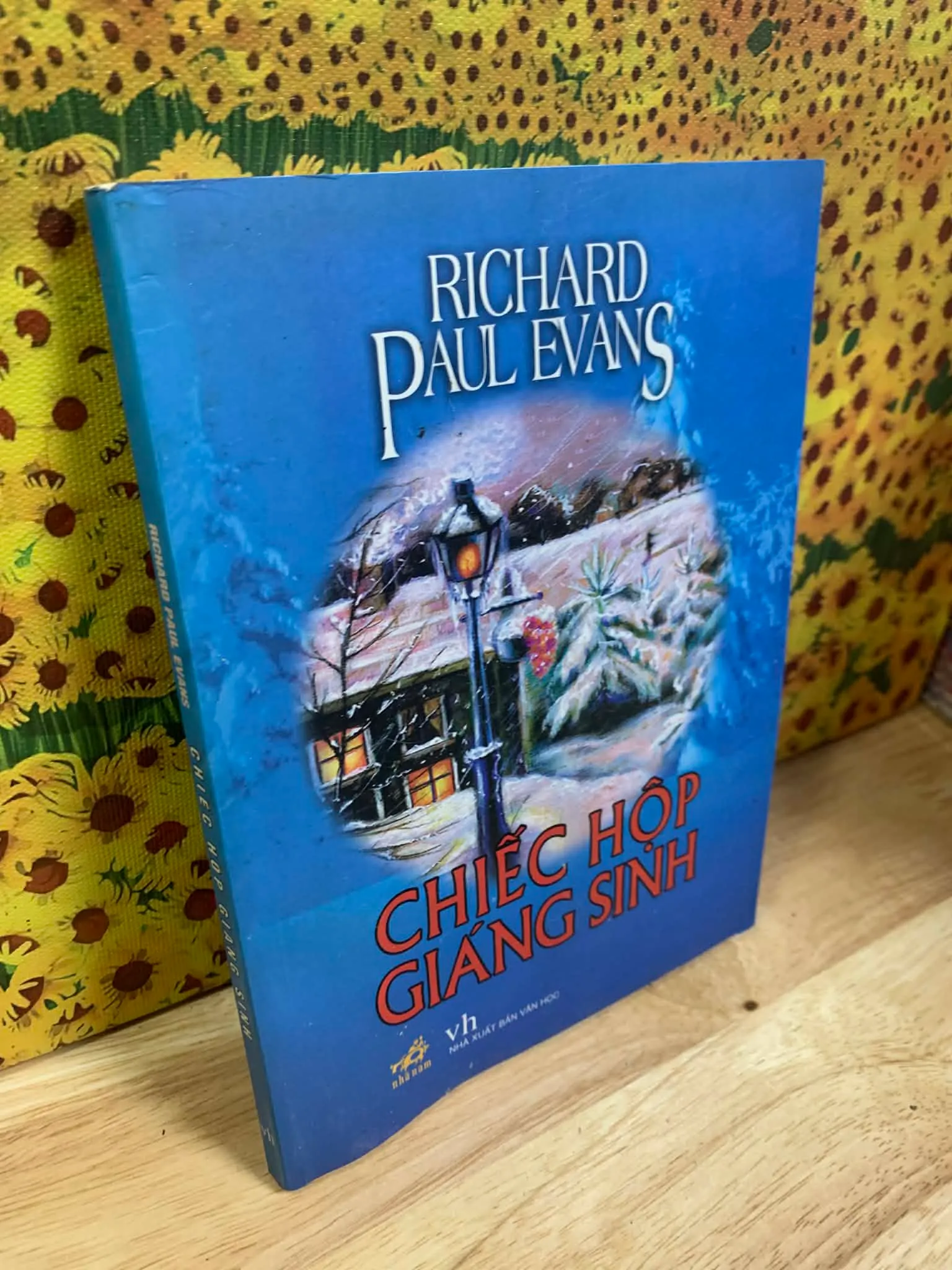 Sách tặng KÈM cho khách CÓ ĐƠN (mỗi đơn có thể chọn 1 cuốn) - Chiếc hộp Giáng Sinh