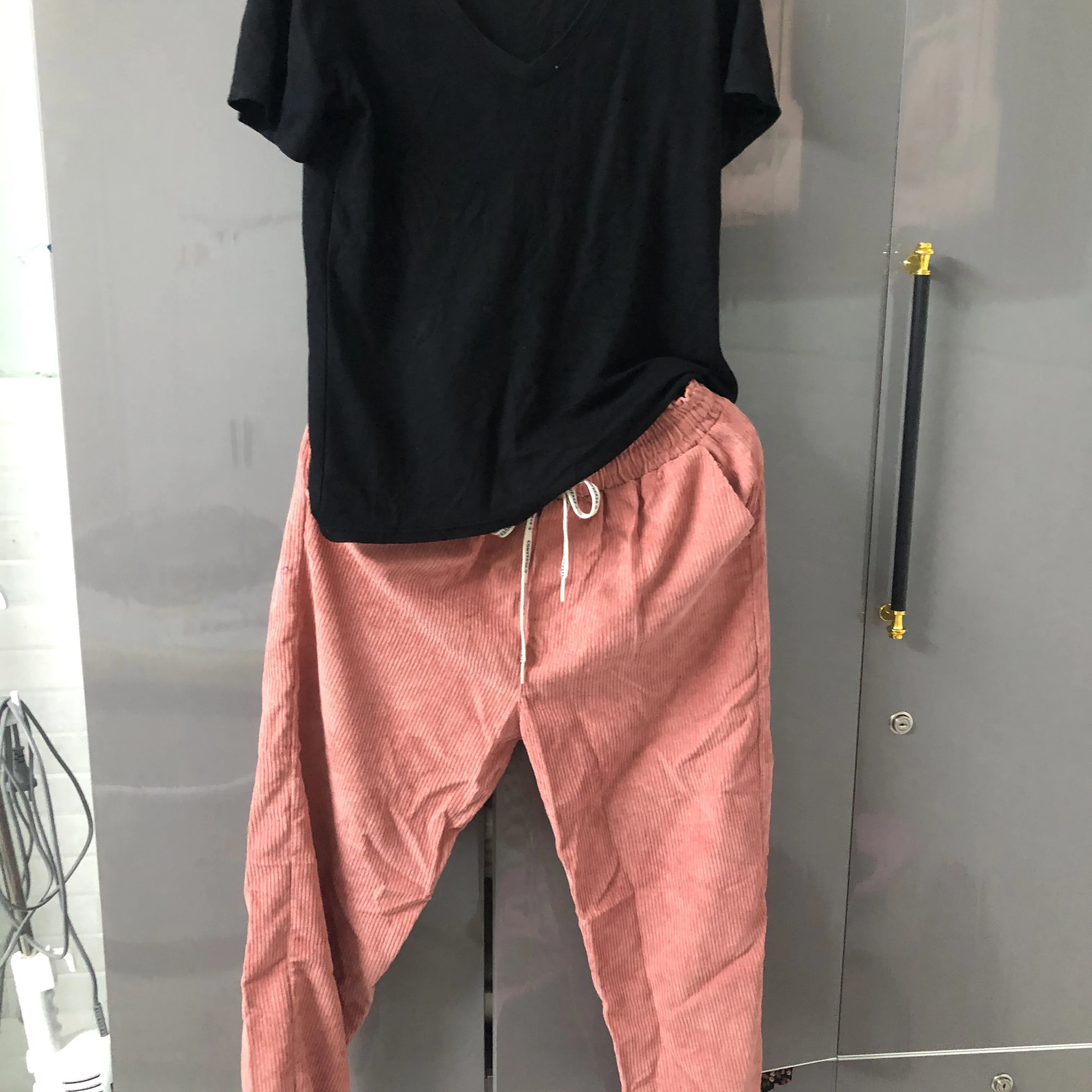 Set đồ thoải mái, năng động, phù hợp để mặc ở nhà, đi dạo phố hoặc tập thể thao nhẹ nhàng.