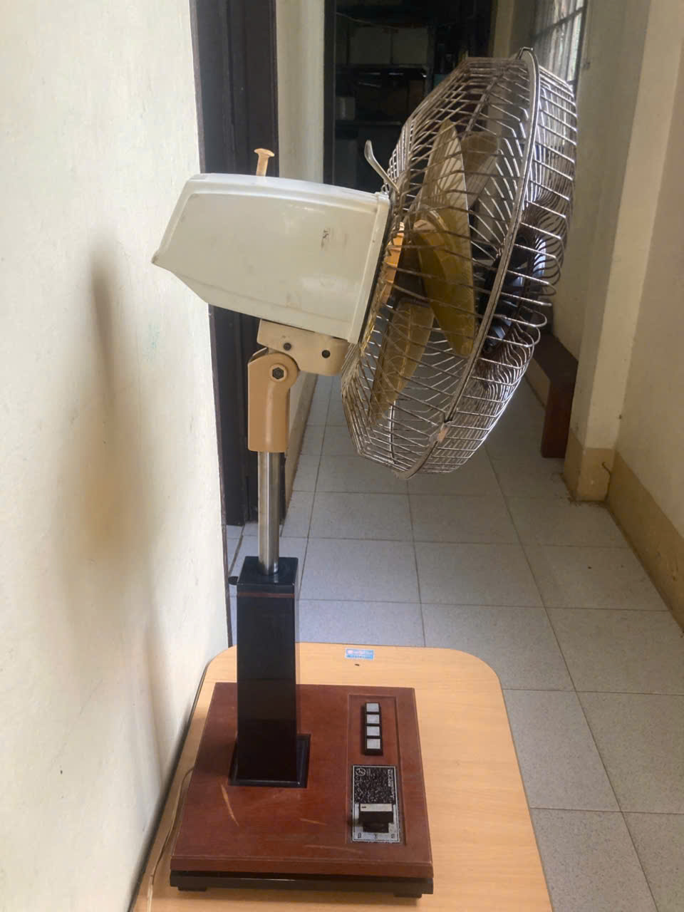 Quạt Lửng Nhật Mitsubishi vân gỗ cao 90cm cánh 30cm. 494008