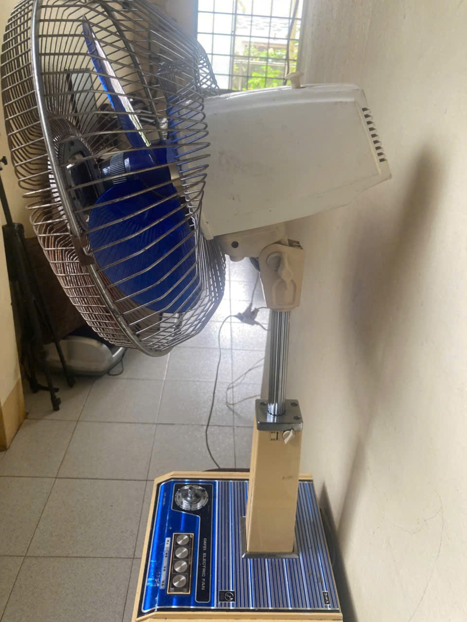 Quạt lửng Nhật hiệu Mitsubishi Xanh da trời cánh 30cm. 494015