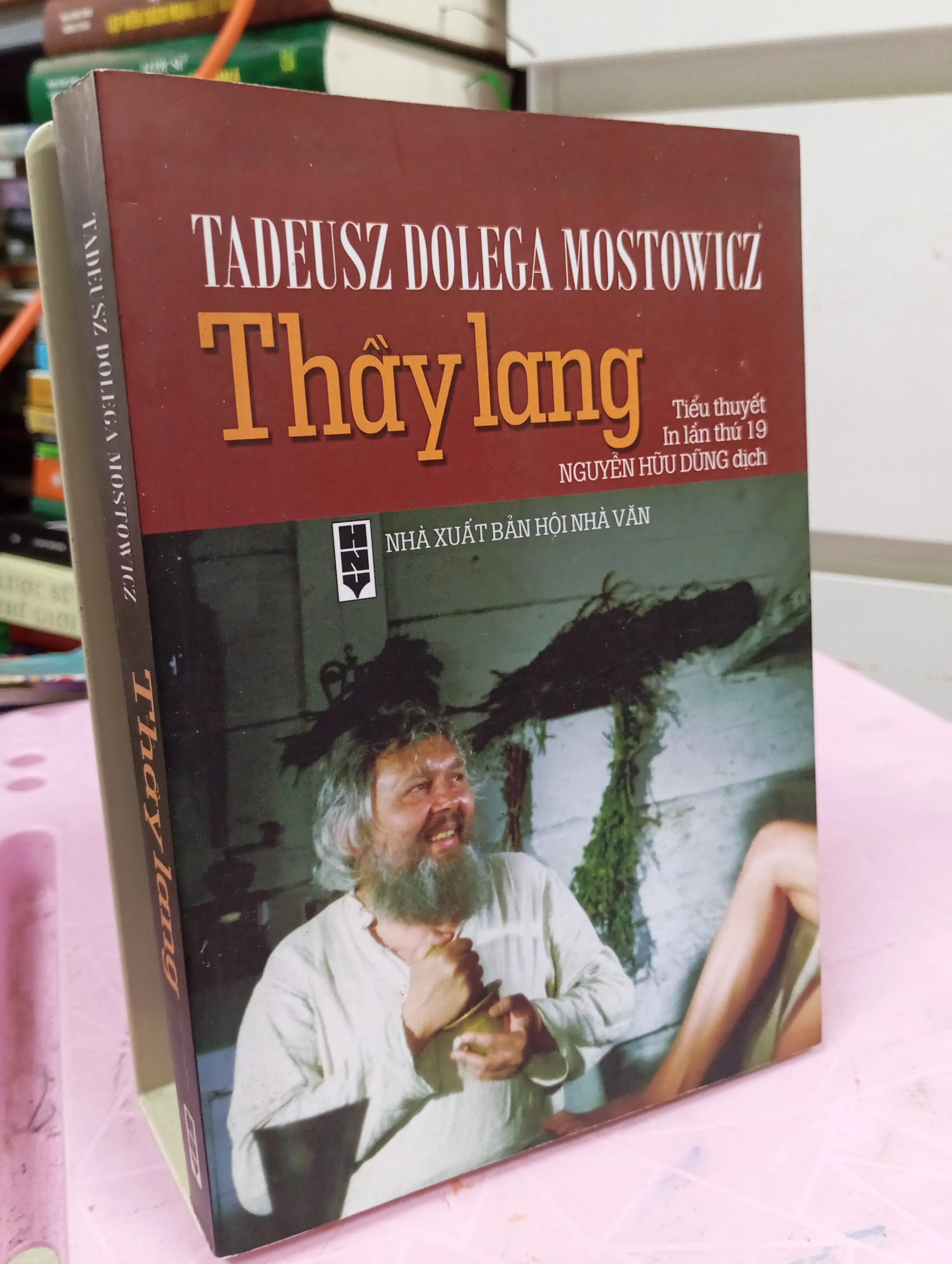 Thầy Lang – Tiểu thuyết nổi tiếng của Tadeusz Dołęga-Mostowicz