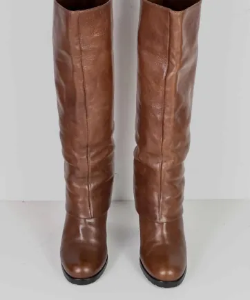 áng boots cao đến dưới gối, chất liệu da thật có độ nhăn tự nhiên