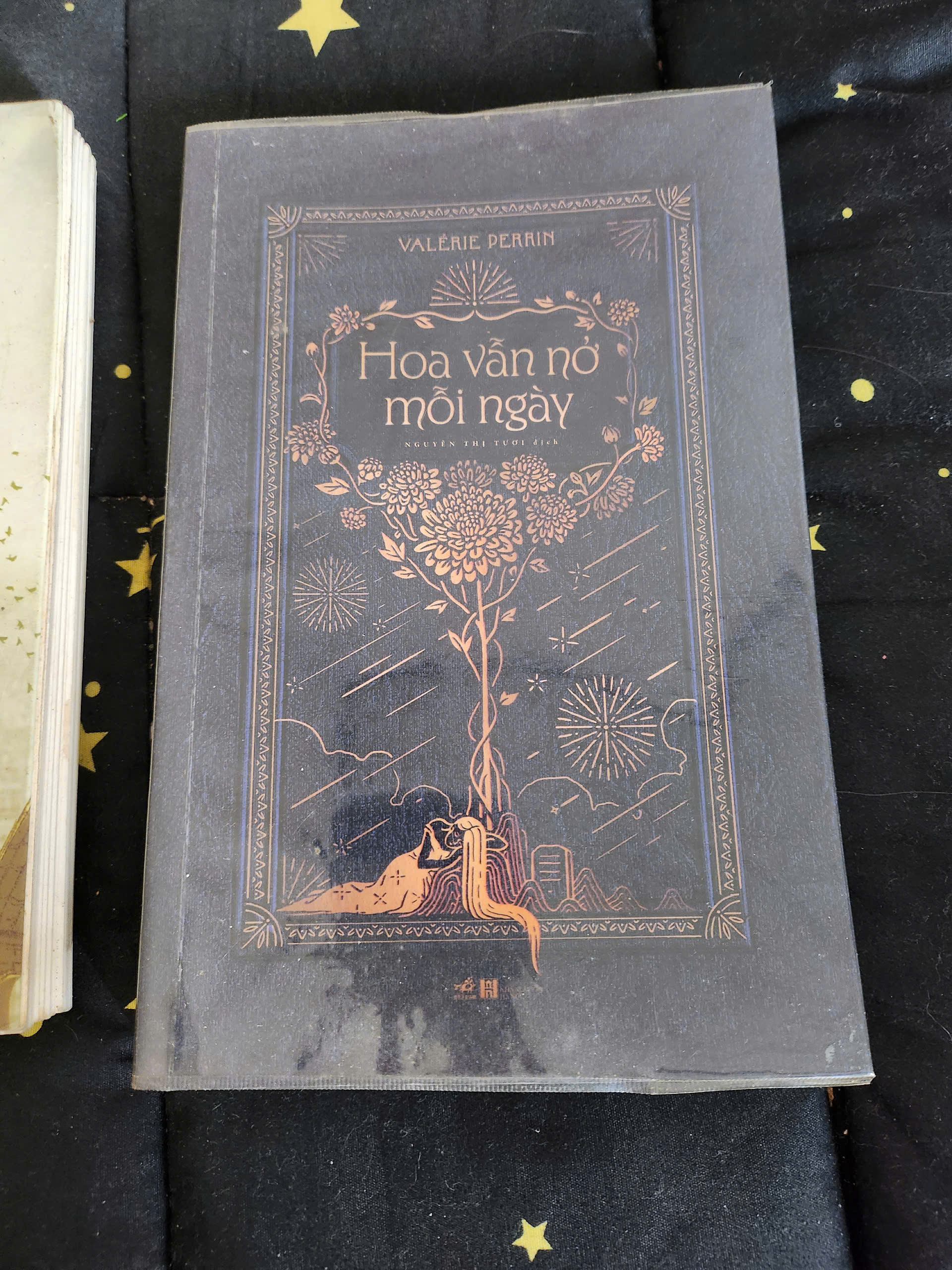 HOA VẪN NỞ MỖI NGÀY - Valérie Perrin