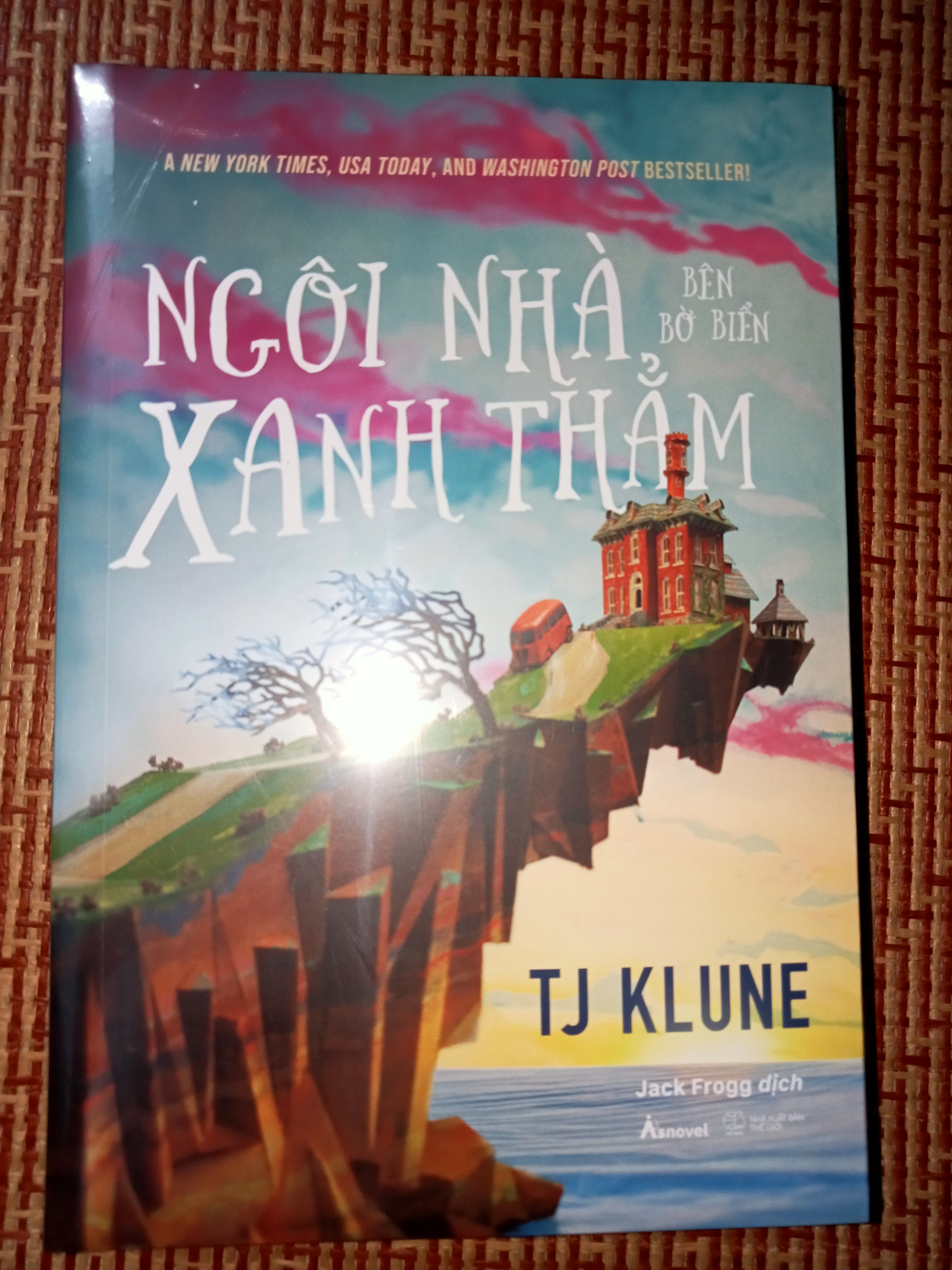 Sách "Ngôi nhà bên bờ biển xanh thẳm" (TJ Klune) mới 95%